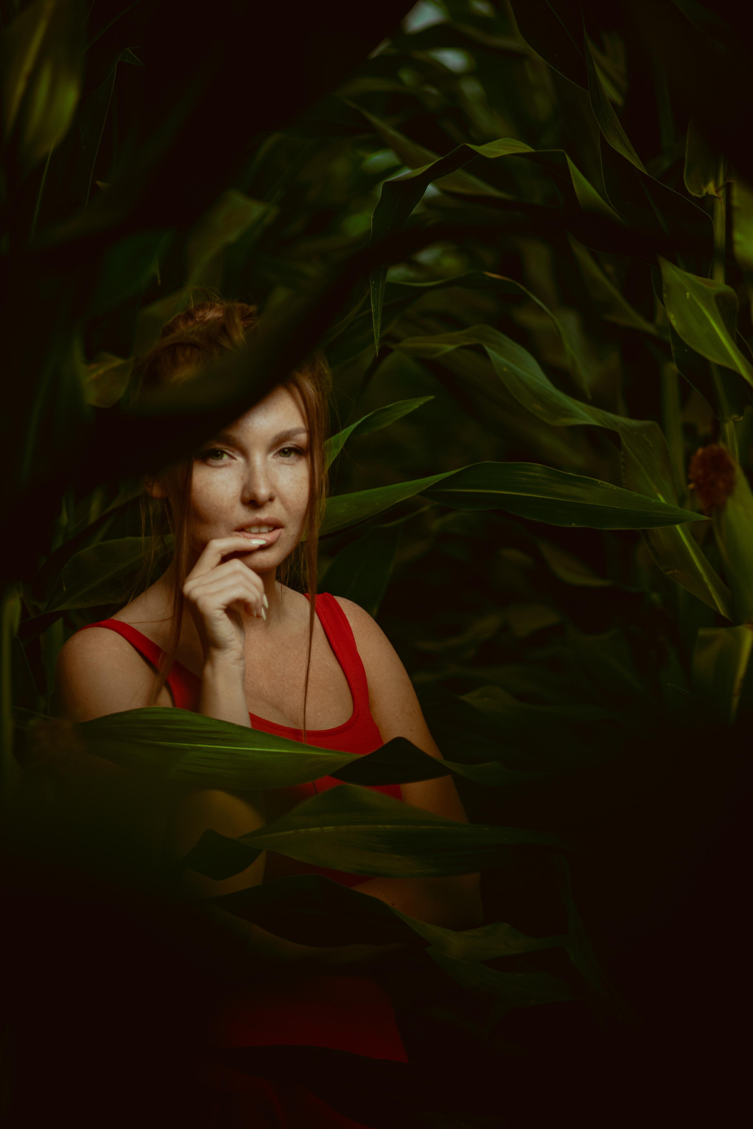 Портрет девушки в кукурузном поле, напоминает заросли джунглей.