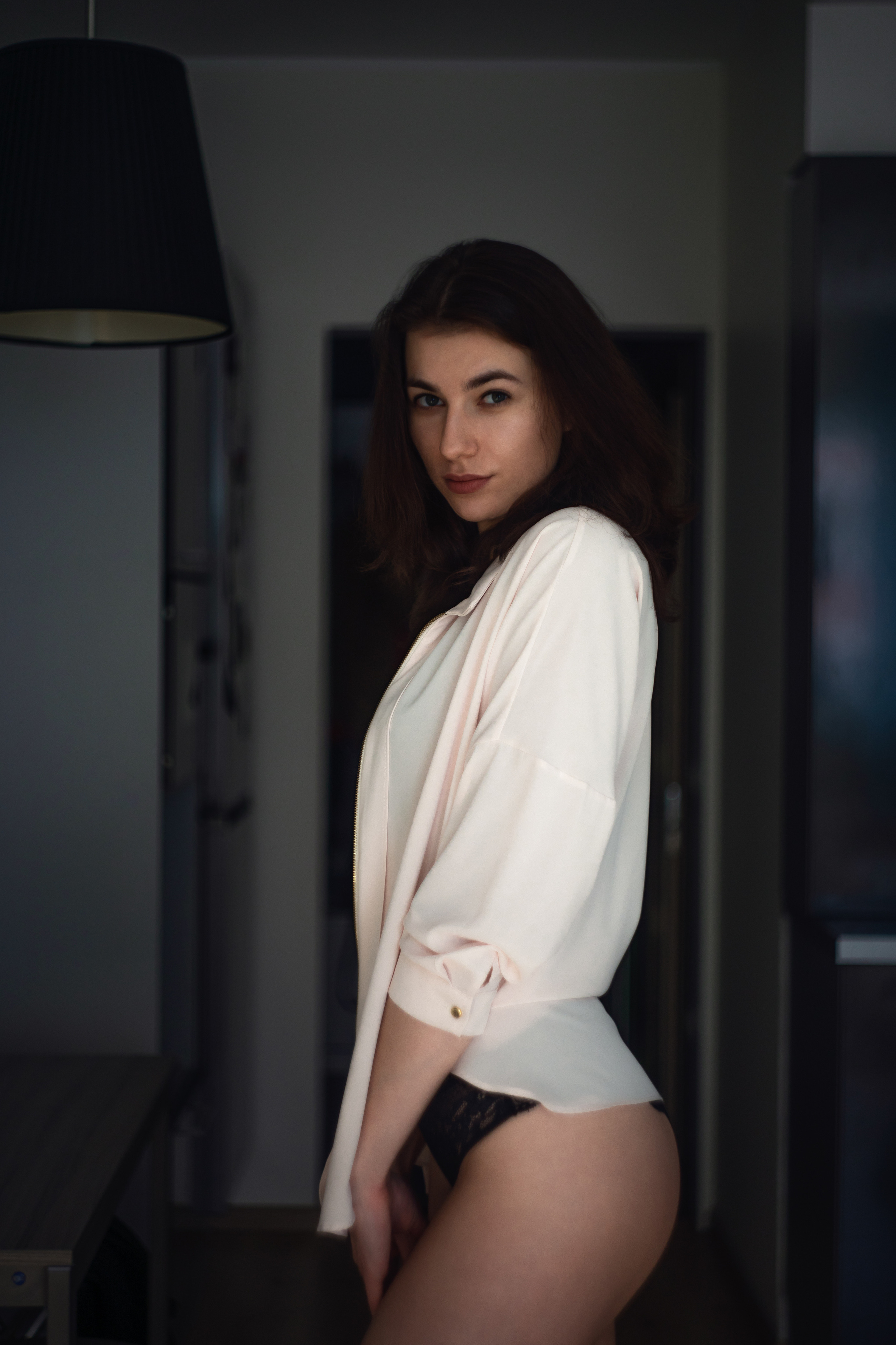 Девушка в рубашке дома