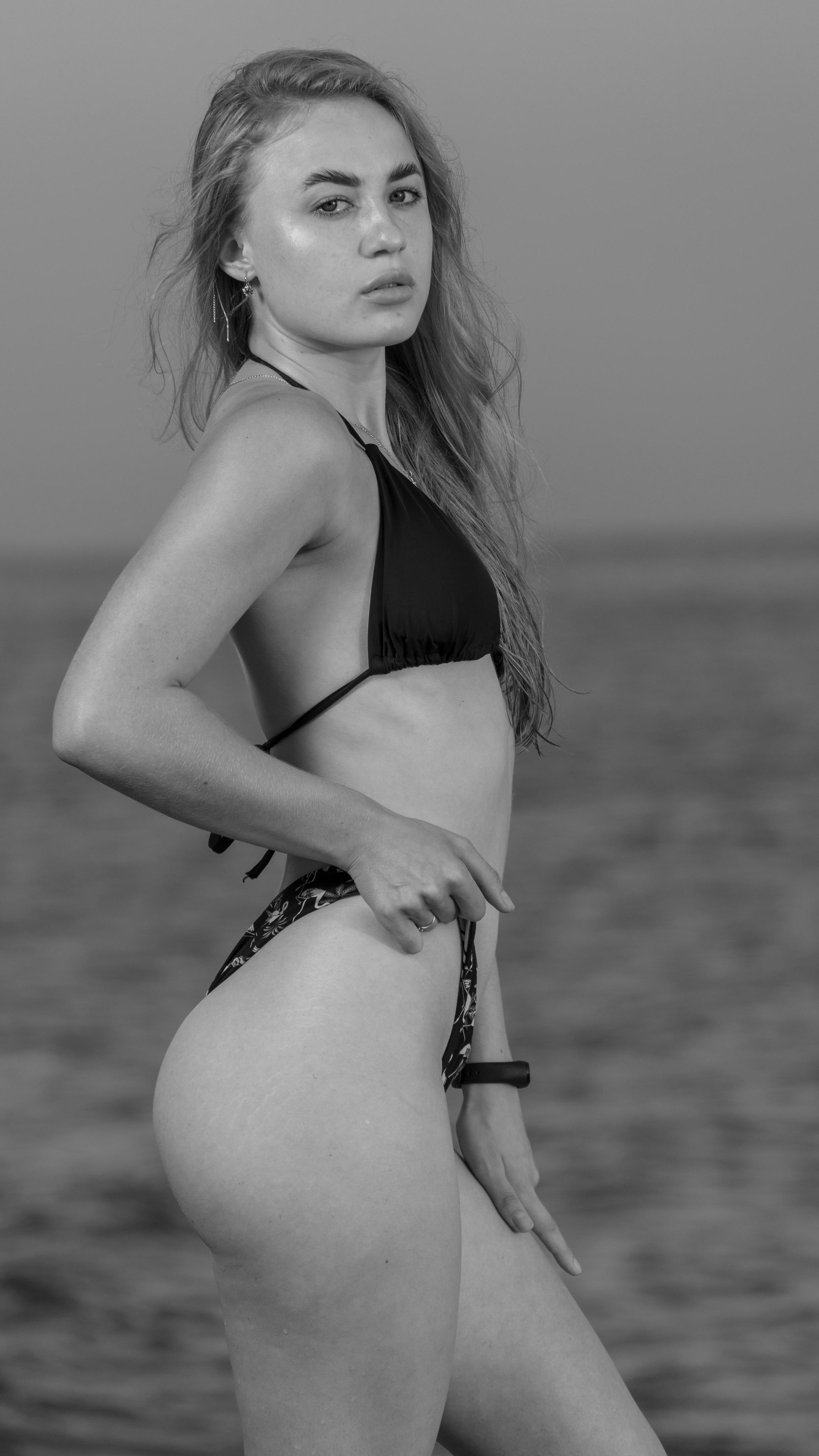 Красивая девушка в купальнике