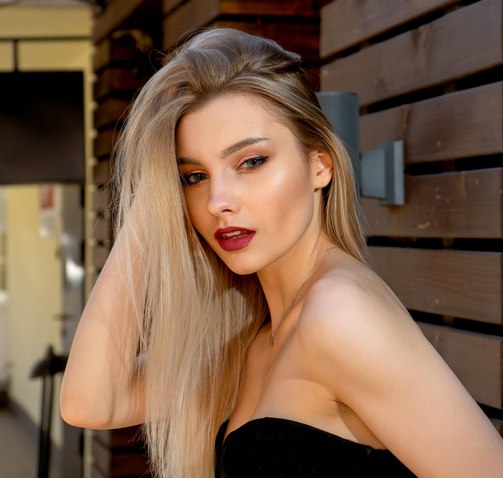 Один из стилей фотосъемки крупный фотопортрет модели на фоне архитектуры.