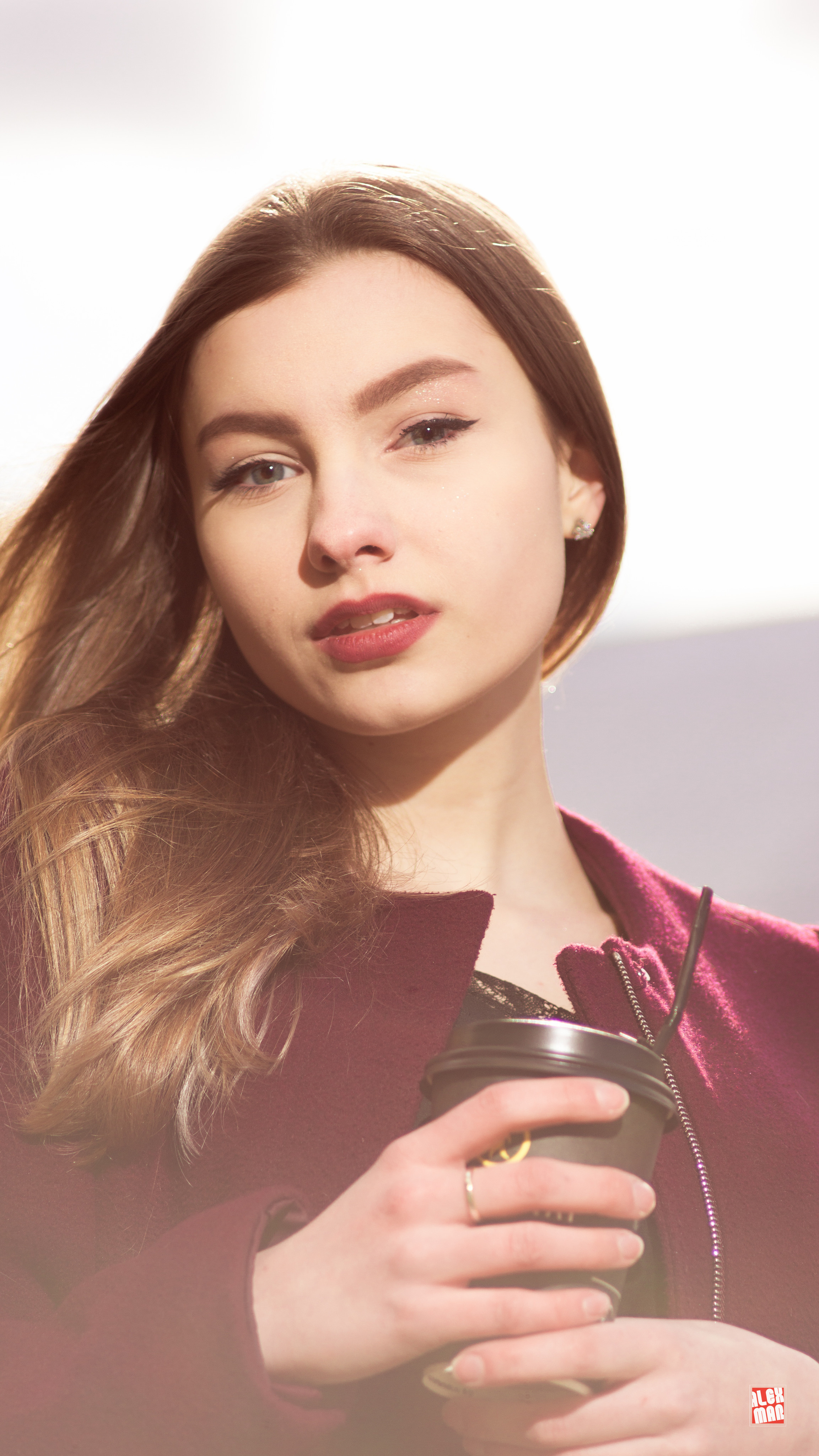 Крупный портрет кофе и девушка