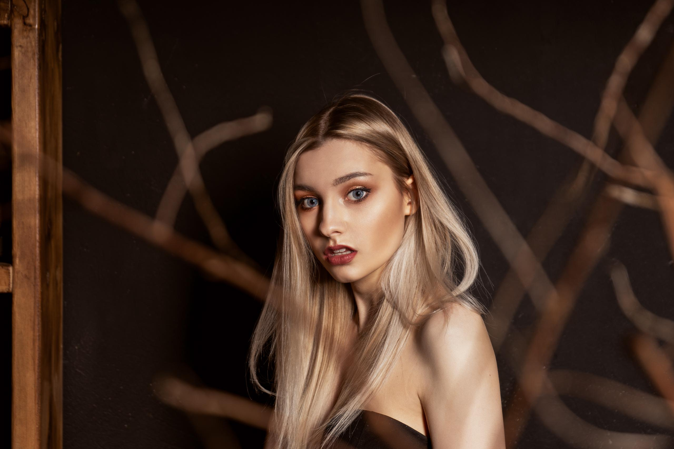 Милая девушка, портрет