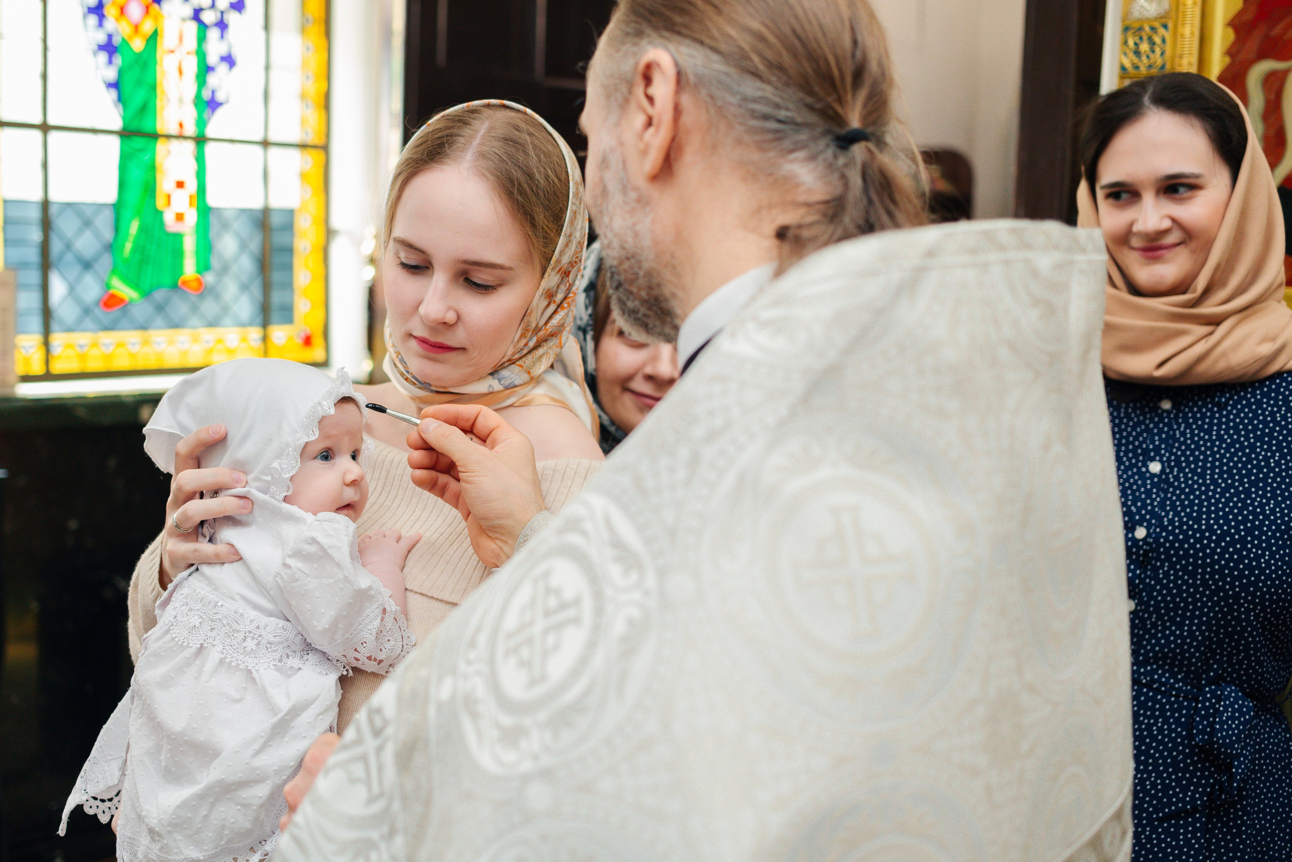 Сравнение критериев: в каком храме лучше крестить ребенка — атмосфера, расположение, правила, Современная крестильная купель для полного погружения. На что обратить внимание при выборе храма, Вместительный и светлый зал храма — ключевой фактор при выборе места для крещения с большим числом гостей, купель в храме Невского района Санкт-Петербурга