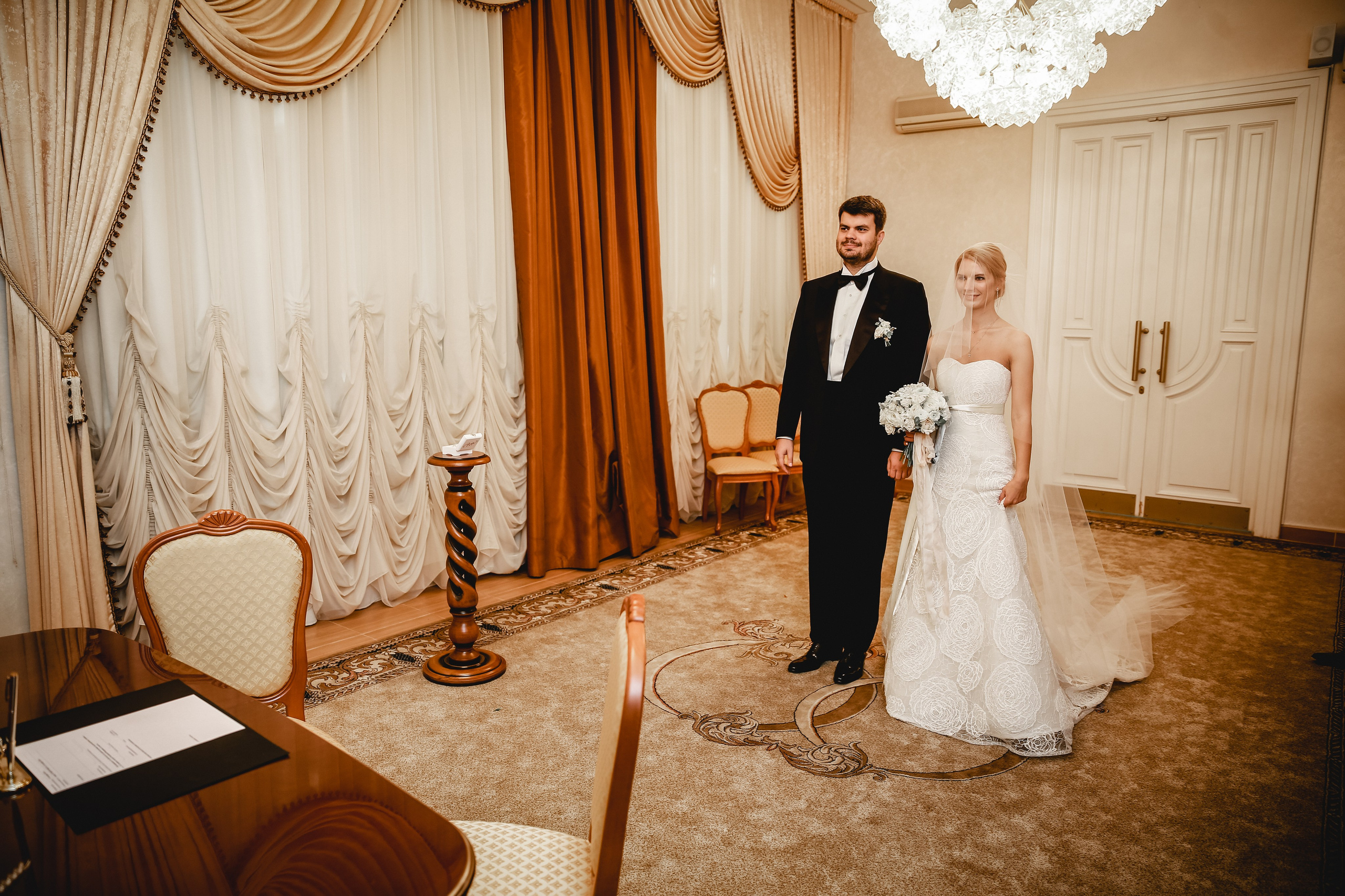 Осенняя свадебная фотосессия Елены и Евгения в сердце Москвы. Фотограф в Москве Владимир Осиченко — портреты, мероприятия, репортажи