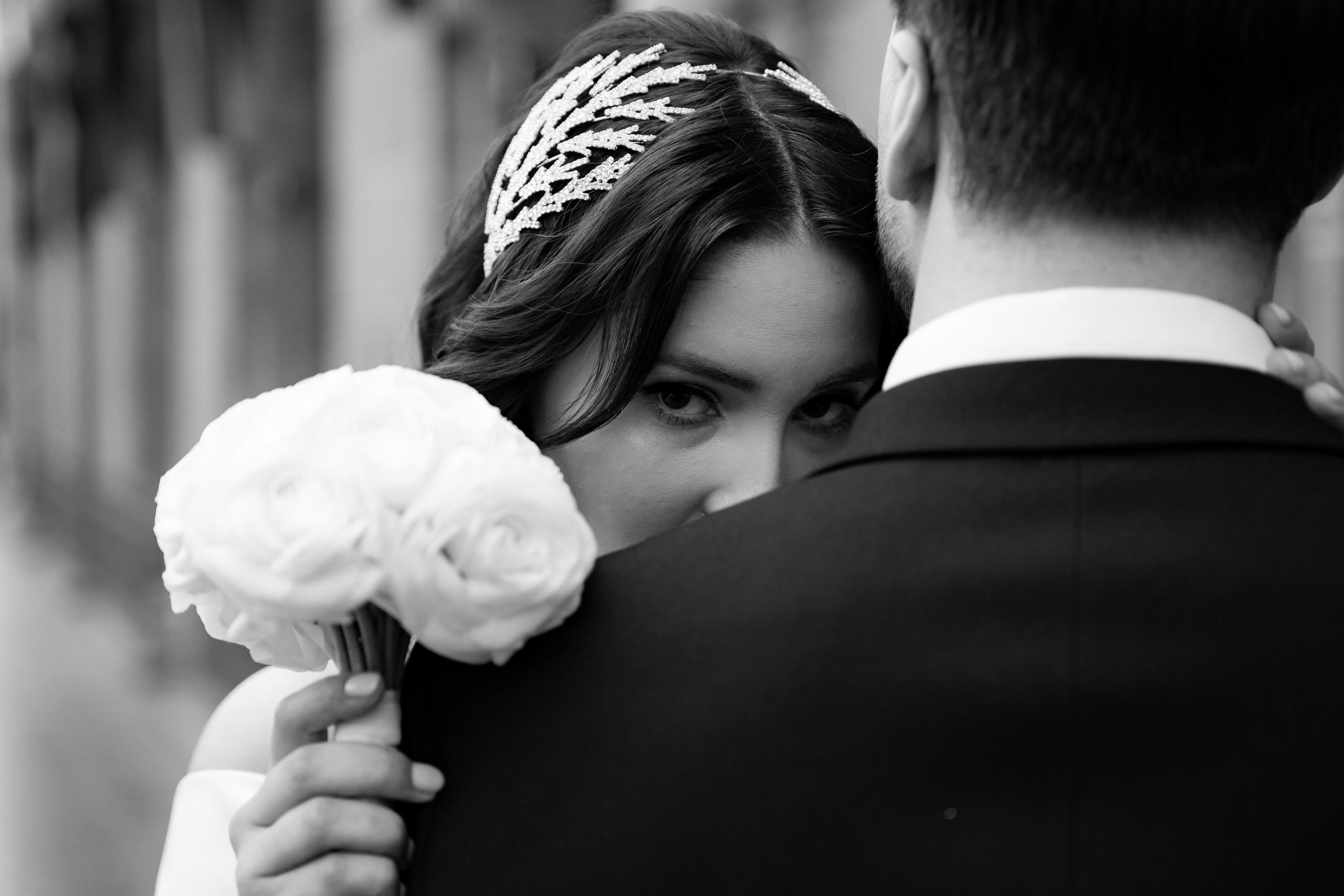 Свадебная фотосессия на Вокзале и рядом с Исаакиевским собором. Свадебный фотограф Александр Невский в Санкт-Петербурге