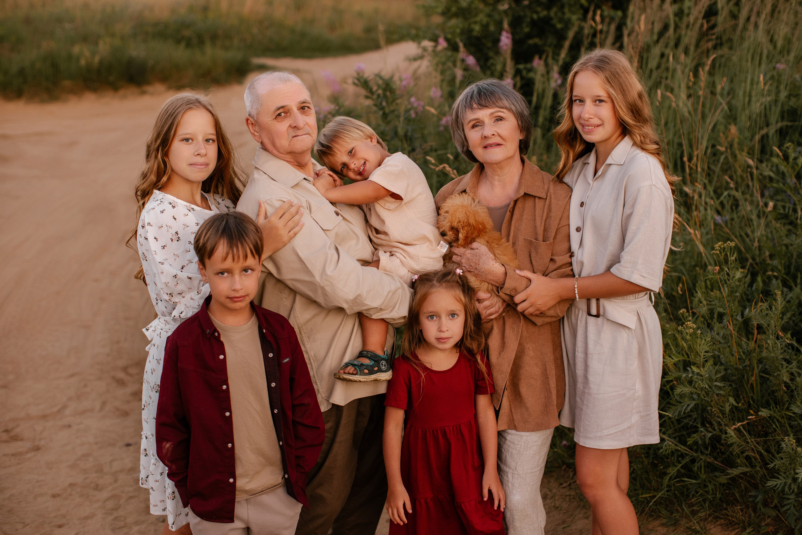 Фотосессия большой семьи в поле