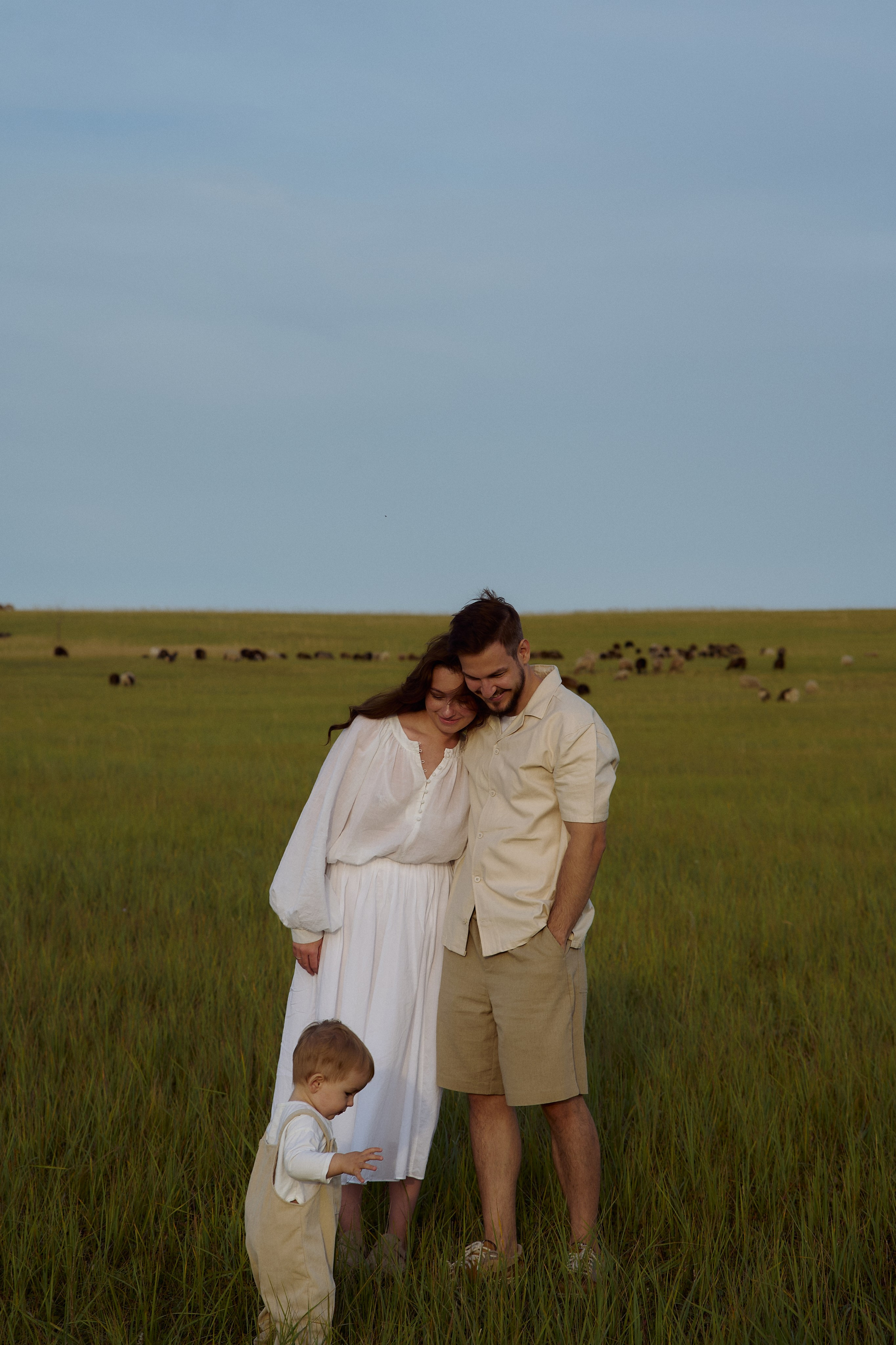 Шамиль, Аня и Марс в поле с барашками. Семейный и свадебный lifestyle-фотограф в Москве Мария Петрова