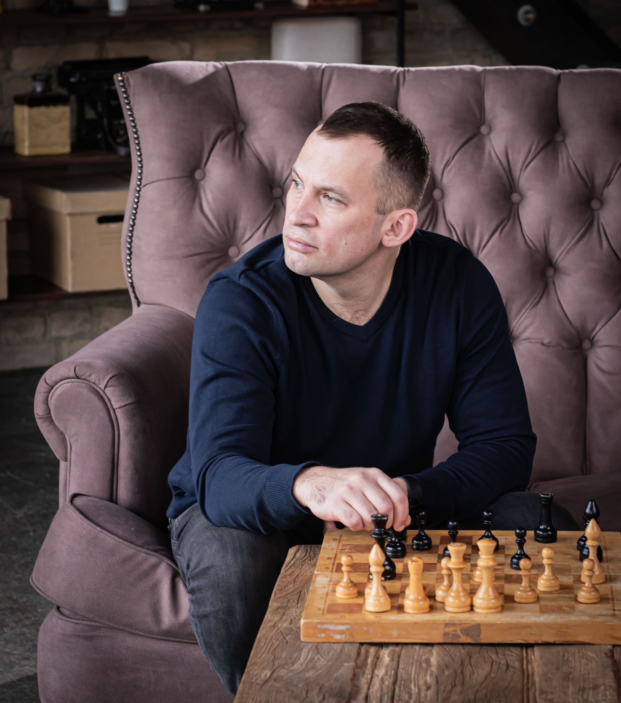 Мужской портрет с шахматной доской в кресле, студийная съёмка, Москва, фотограф Карасёва Елена