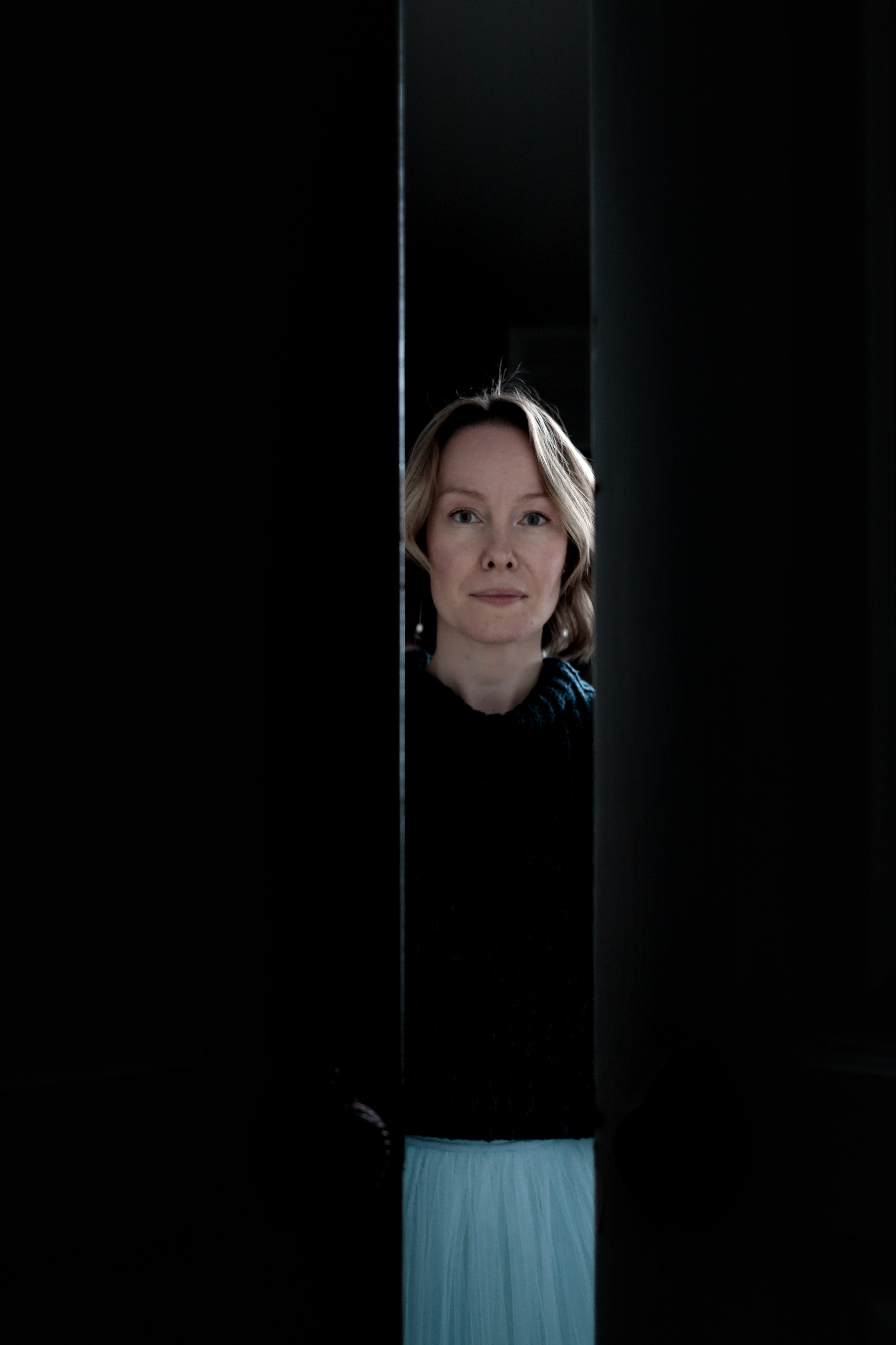 Женское лицо в дверном проёме, контровый свет, минимализм, Москва, Илья Антропов