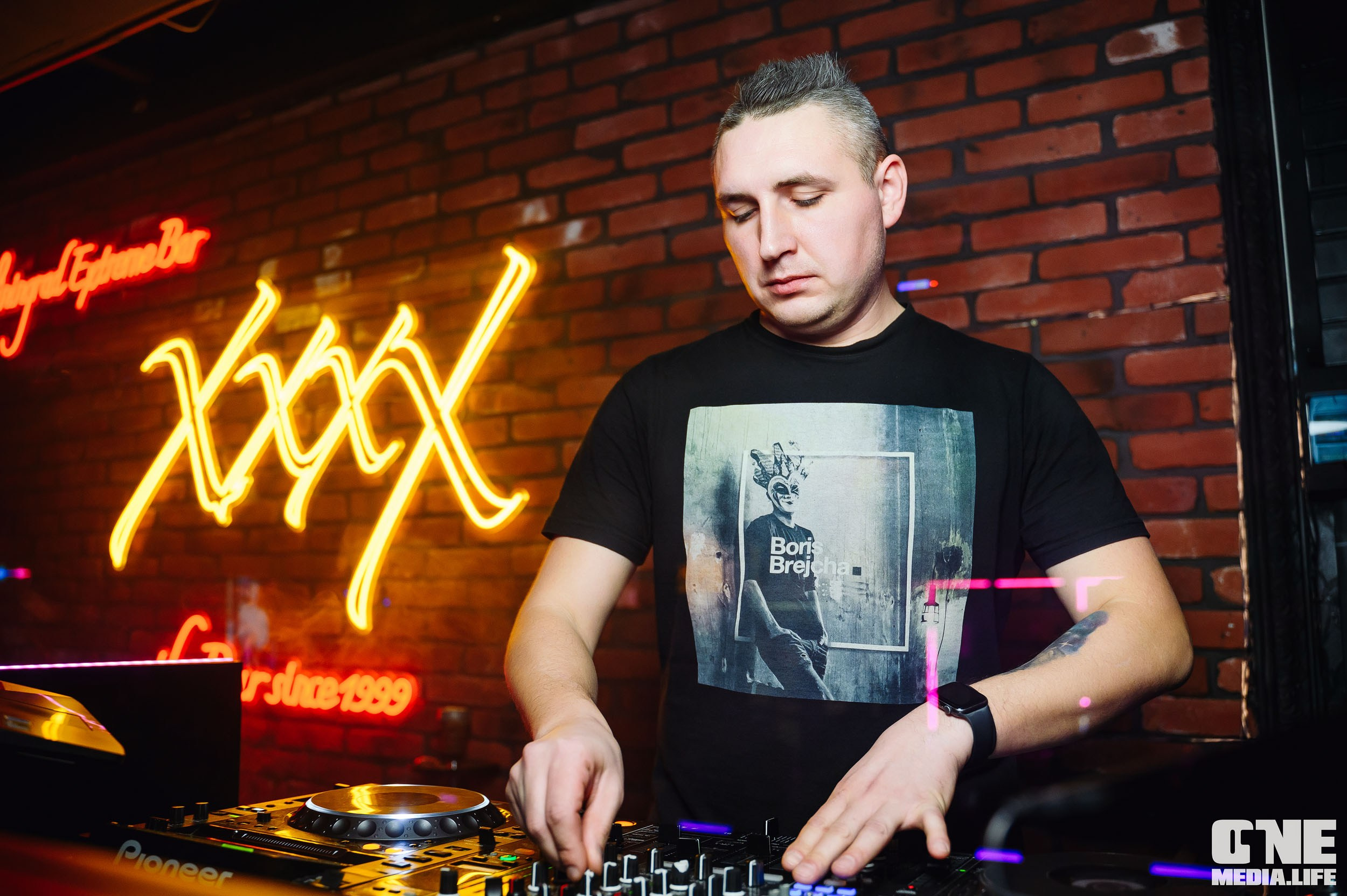 Пятничная туса в XxxX. One Media Life: фоторепортажи, фотоотчеты с мероприятий и заведений