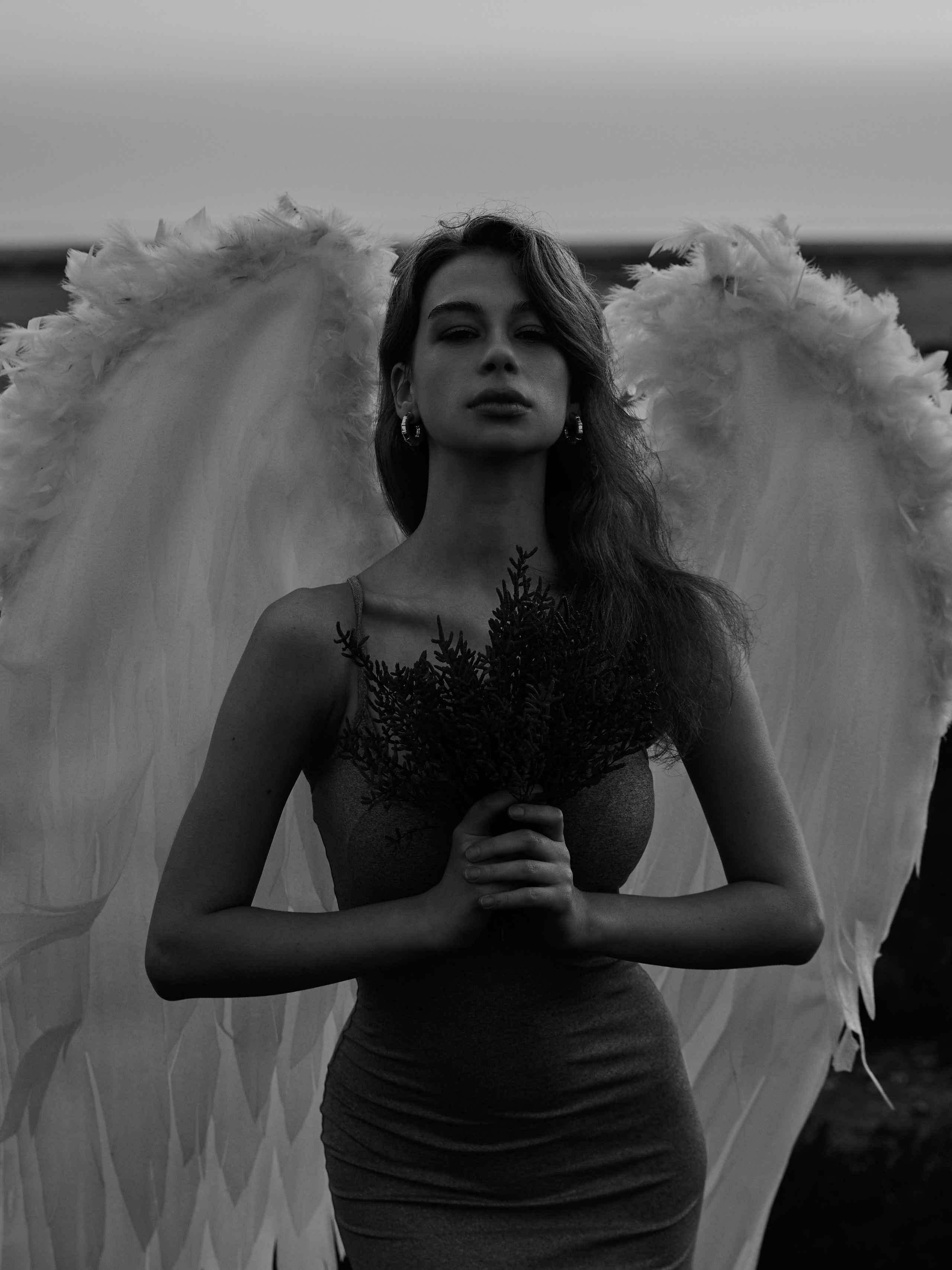черно-белое фото, девушка-ангел