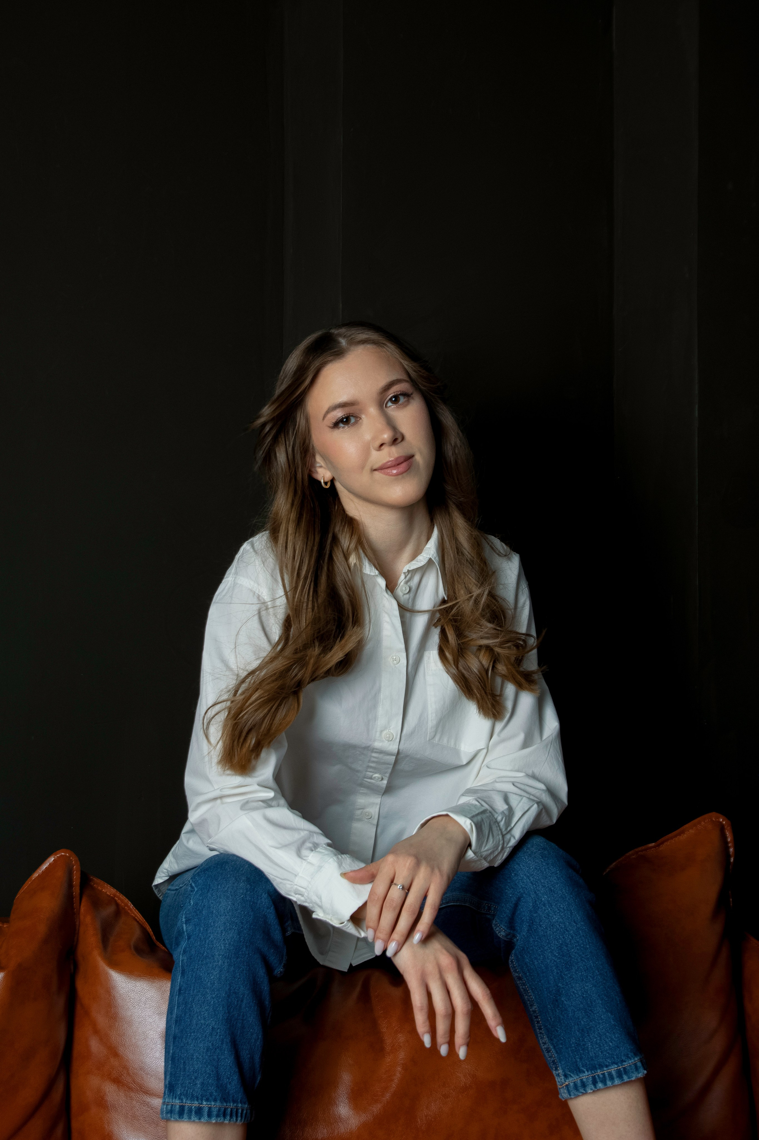 Девушка позирует для фотографа на фотосессии