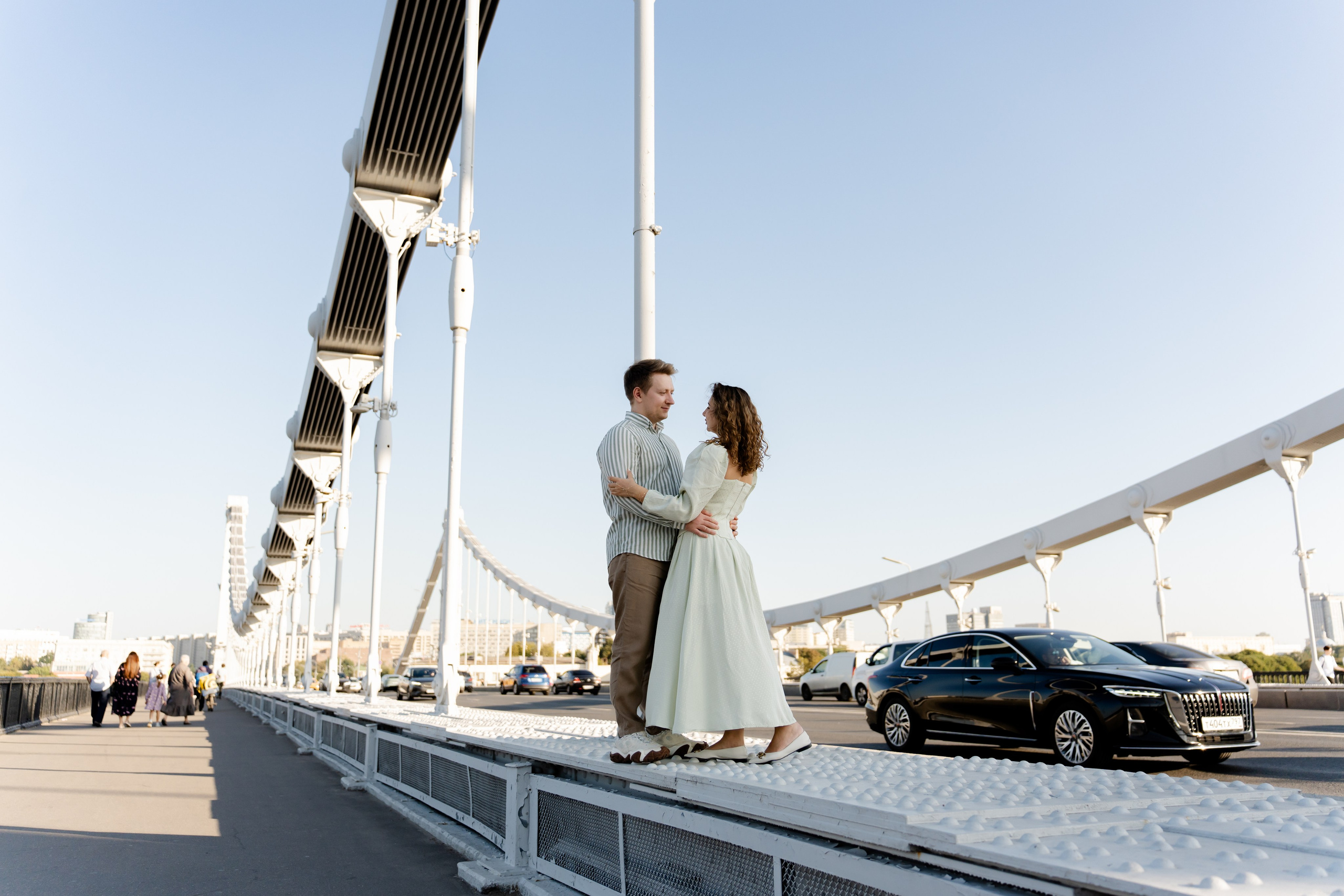 Девушка с парнем на мосту Фотосессия Love story Фотограф Москва 