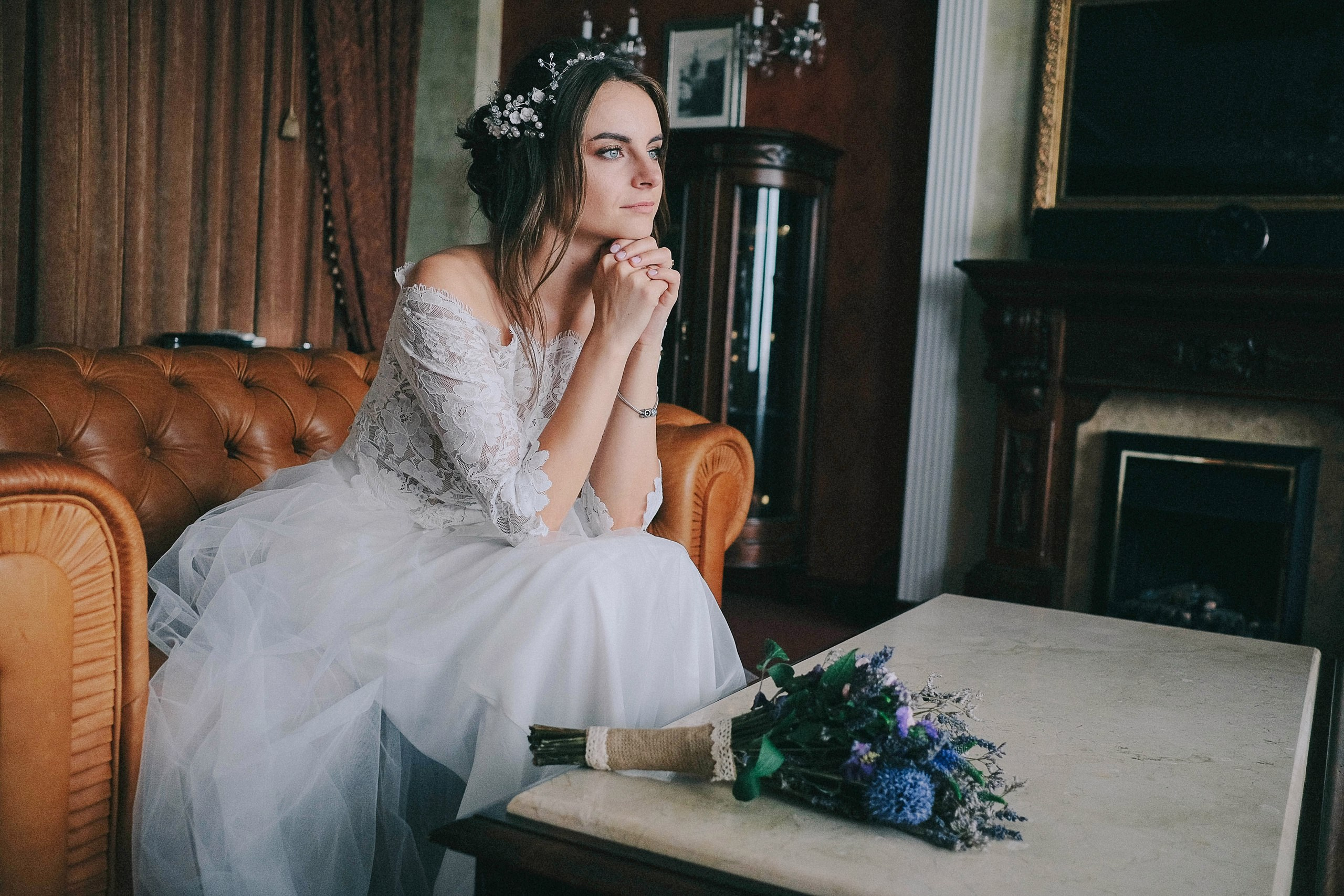 Невеста в ожидании жениха в номере отеля RIVER PARK обь HOTEL в Новосибирске