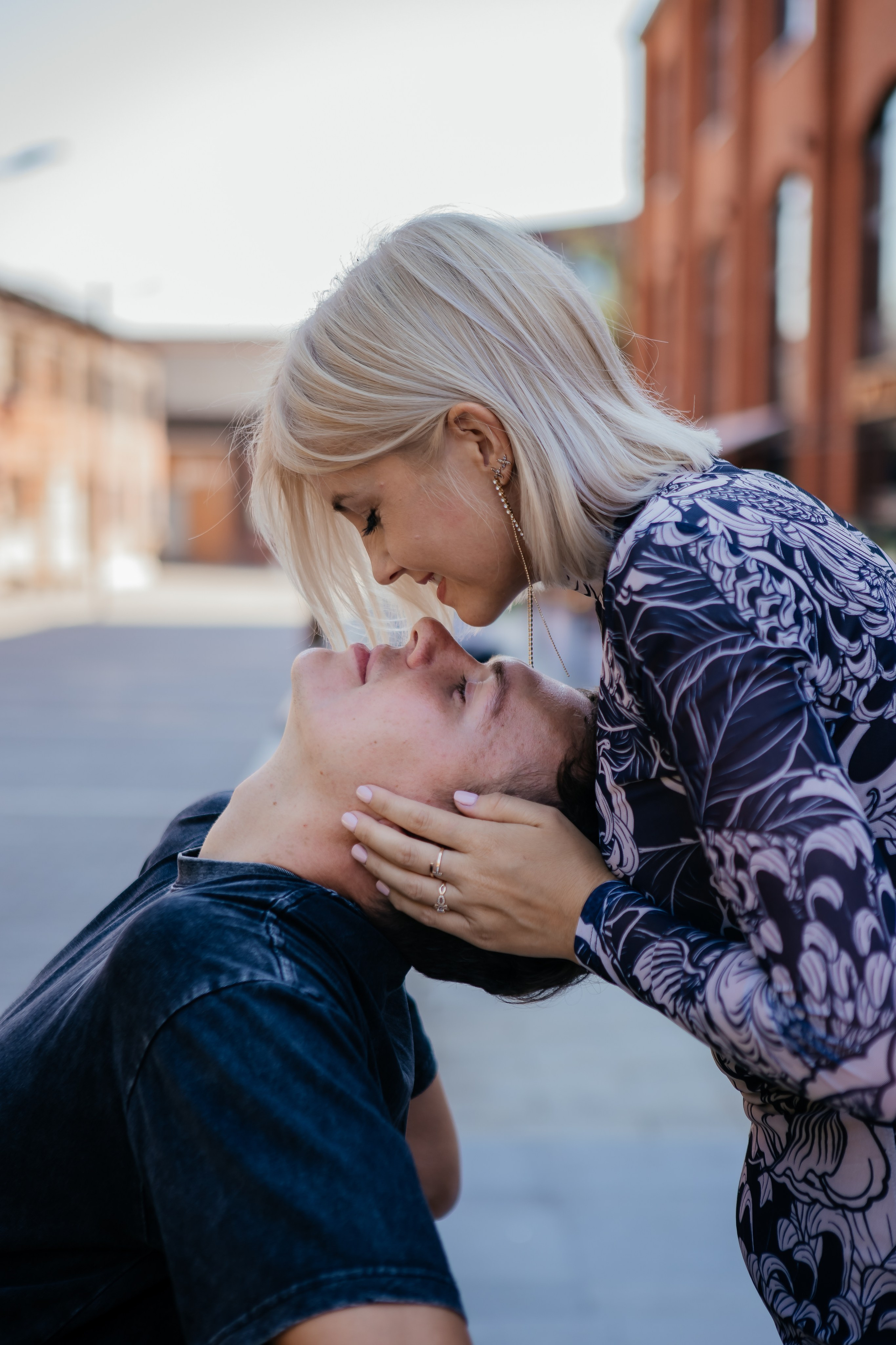 Фотопрогулка влюбленных среди современной архитектуры завода «Арма». Свадебный фотограф в Москве