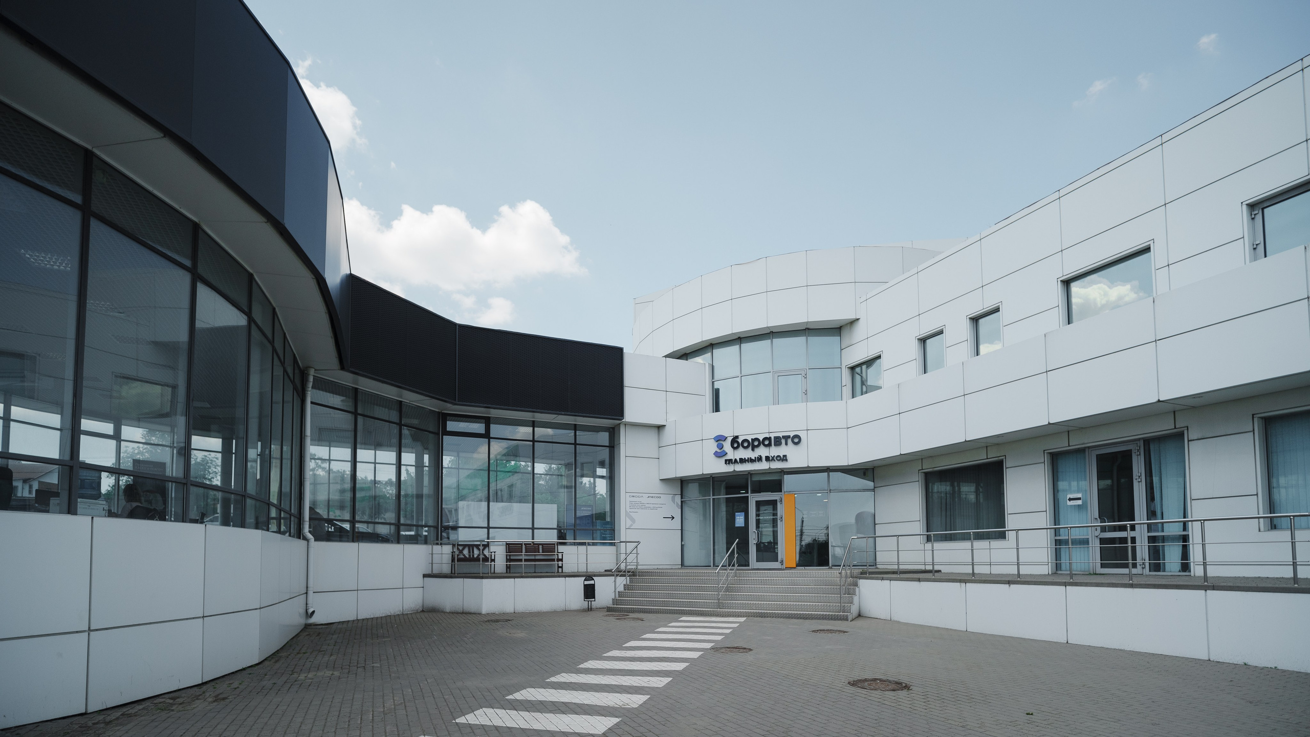 Автосалон «Боравто». Фотограф Олег Сотник