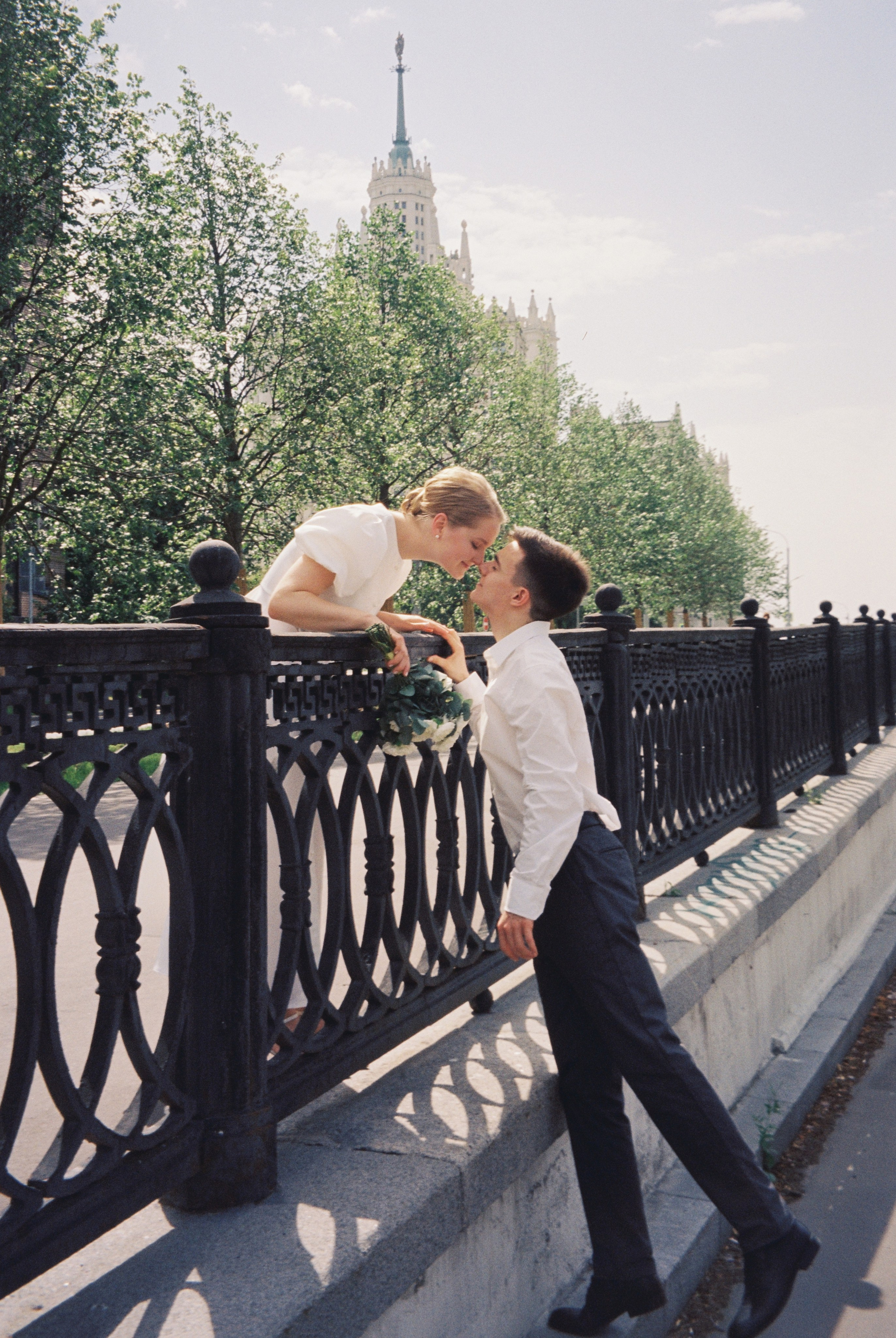 Свадебная фотосессия на Котельнической набережной. Свадебный фотограф в Москве Элина Ларченкова. Фото, которые цепляют