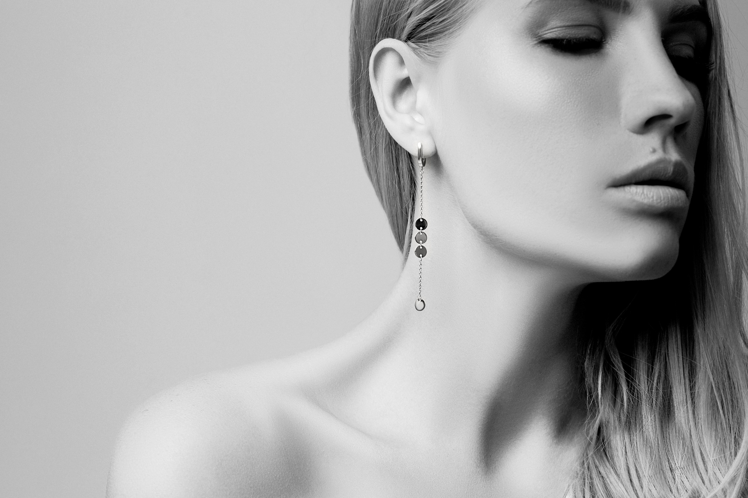 длинные серьги на ухе у девушки