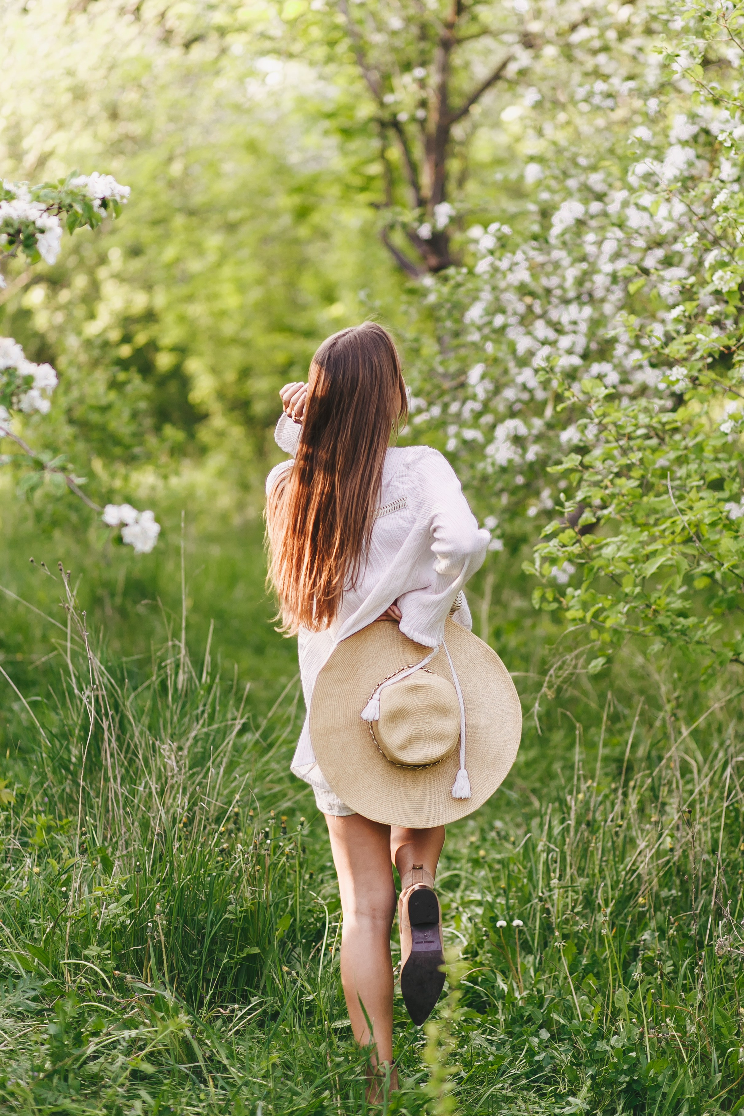 Портретная фотосессия красивой девушки в цветущем яблоневом саду. Свадебный и портретный фотограф в Липецке, Ельце, Воронеже, Москве, Тамбове 
