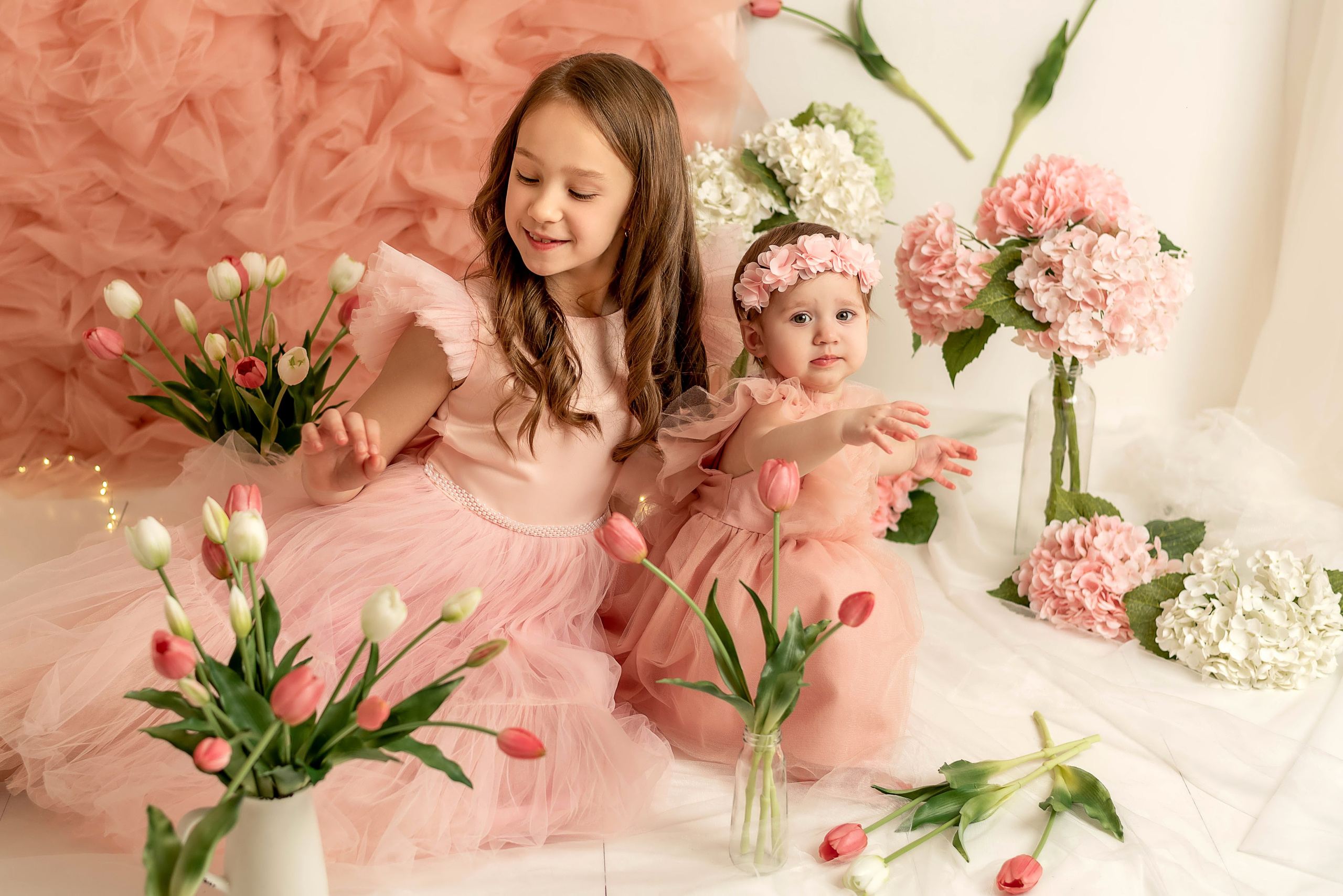 София и Есения — тюльпаны. Семейный и детский фотограф Наталья Горда