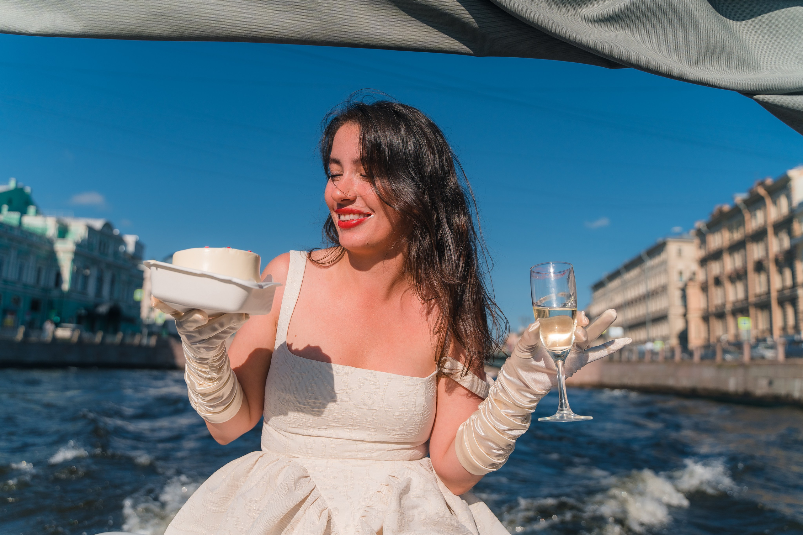 Фотосъемка девичника, встреча девушек, веселые женские портреты