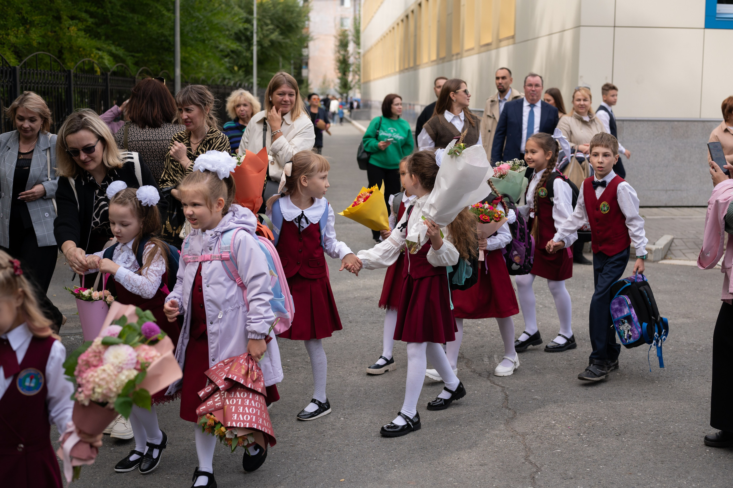 1 сентября 16 гимназия 2 класс (линейка + в классе+ на улице). Фотограф новорожденных, семейный детский в Тюмени Татьяна Морозова
