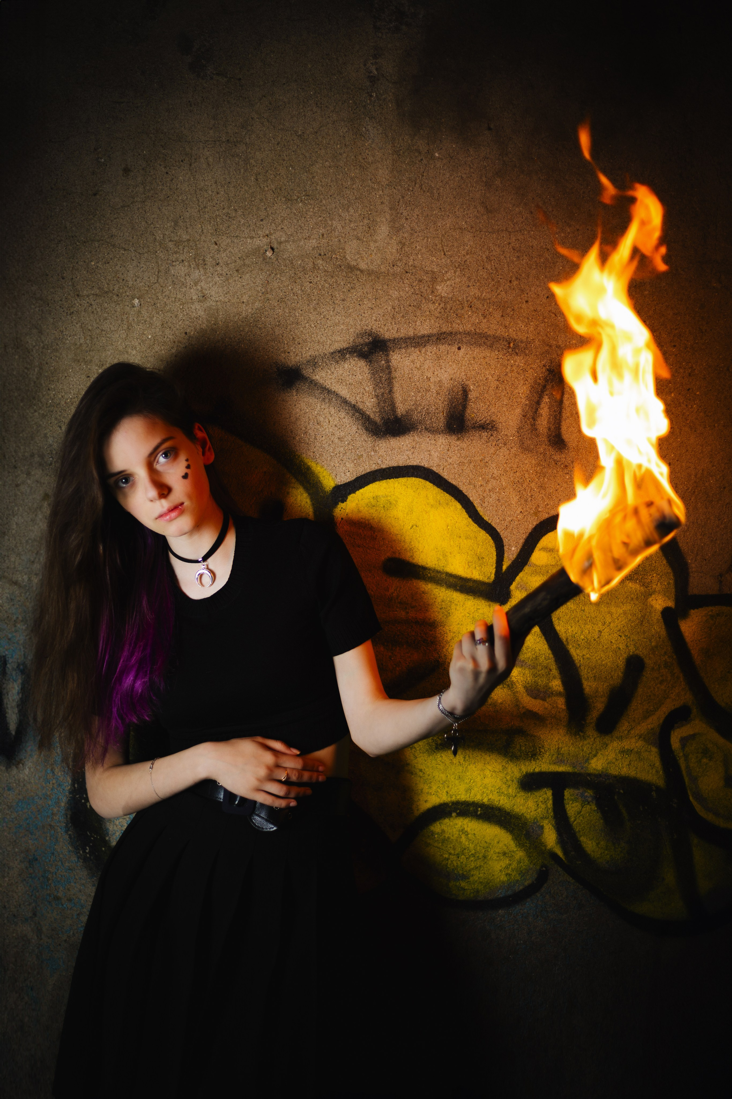 Модель: Лидия Леймон. Фотограф - Николай Мокрицкий. Импровизионаня фотосессия, в заброшенном здании. Креативная ночная фотосессия. Молодая девушка в образе неформалки. Темные волосы с фиолетовой прядью, полосатые чулки, ботинки. Зажигалка, кровь, горящий факел, огонь – атмосферное заброшенноге здания. Факел, Девушка, молодая девушка, Альтушка, Фотосеесия, Подросток, Крашенные волосы, Сигарета, Кровь, Позировка, Потрет