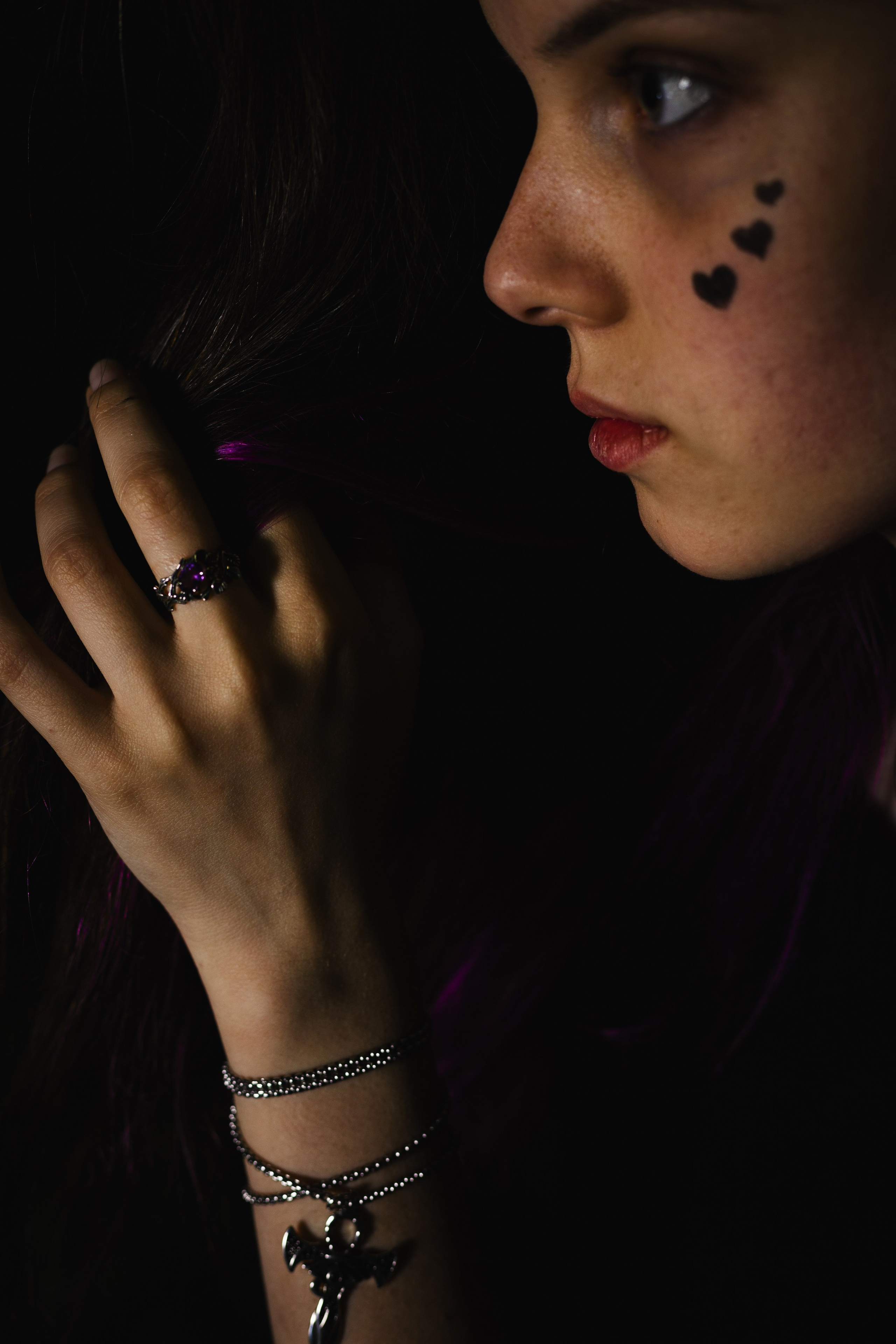 Модель: Лидия Леймон. Фотограф - Николай Мокрицкий. Импровизионаня фотосессия, в заброшенном здании. Креативная ночная фотосессия. Молодая девушка в образе неформалки. Темные волосы с фиолетовой прядью, полосатые чулки, ботинки. Зажигалка, кровь, горящий факел, огонь – атмосферное заброшенноге здания. Факел, Девушка, молодая девушка, Альтушка, Фотосеесия, Подросток, Крашенные волосы, Сигарета, Кровь, Позировка, Потрет