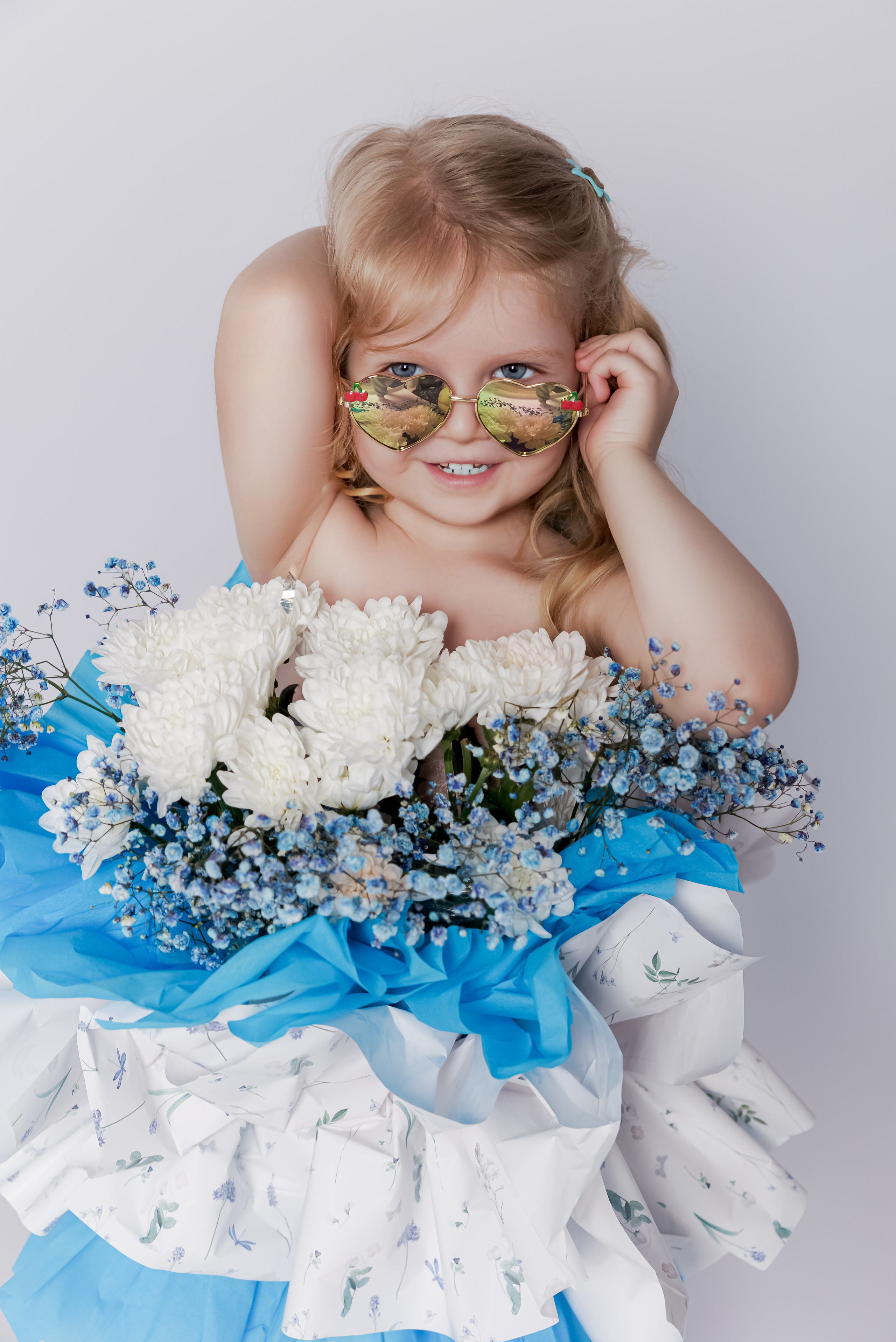 Цветочная фотосессия двух сестер в студии