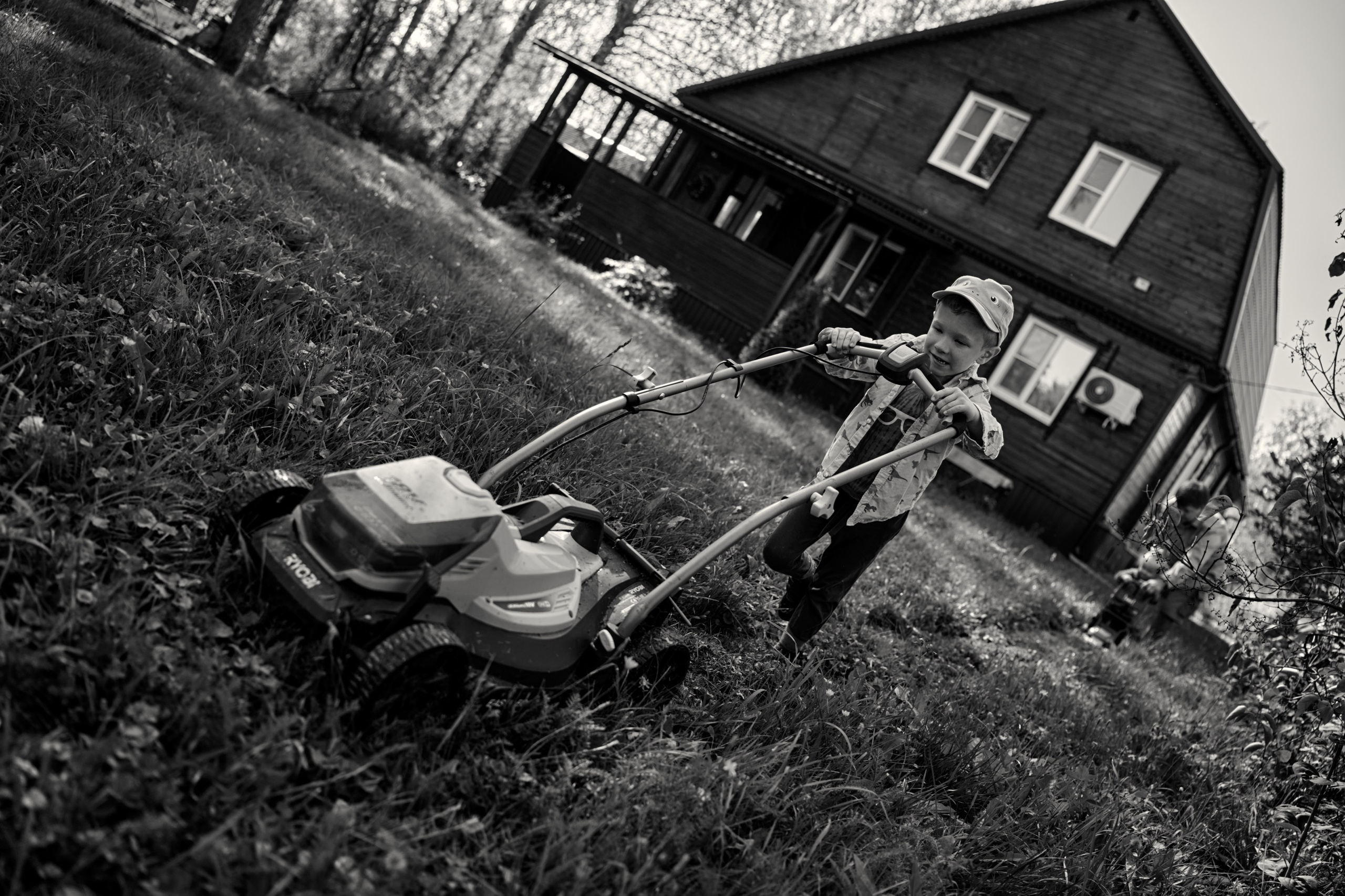 Семейный подряд по стрижке газона. Фотограф Женя Пашкина