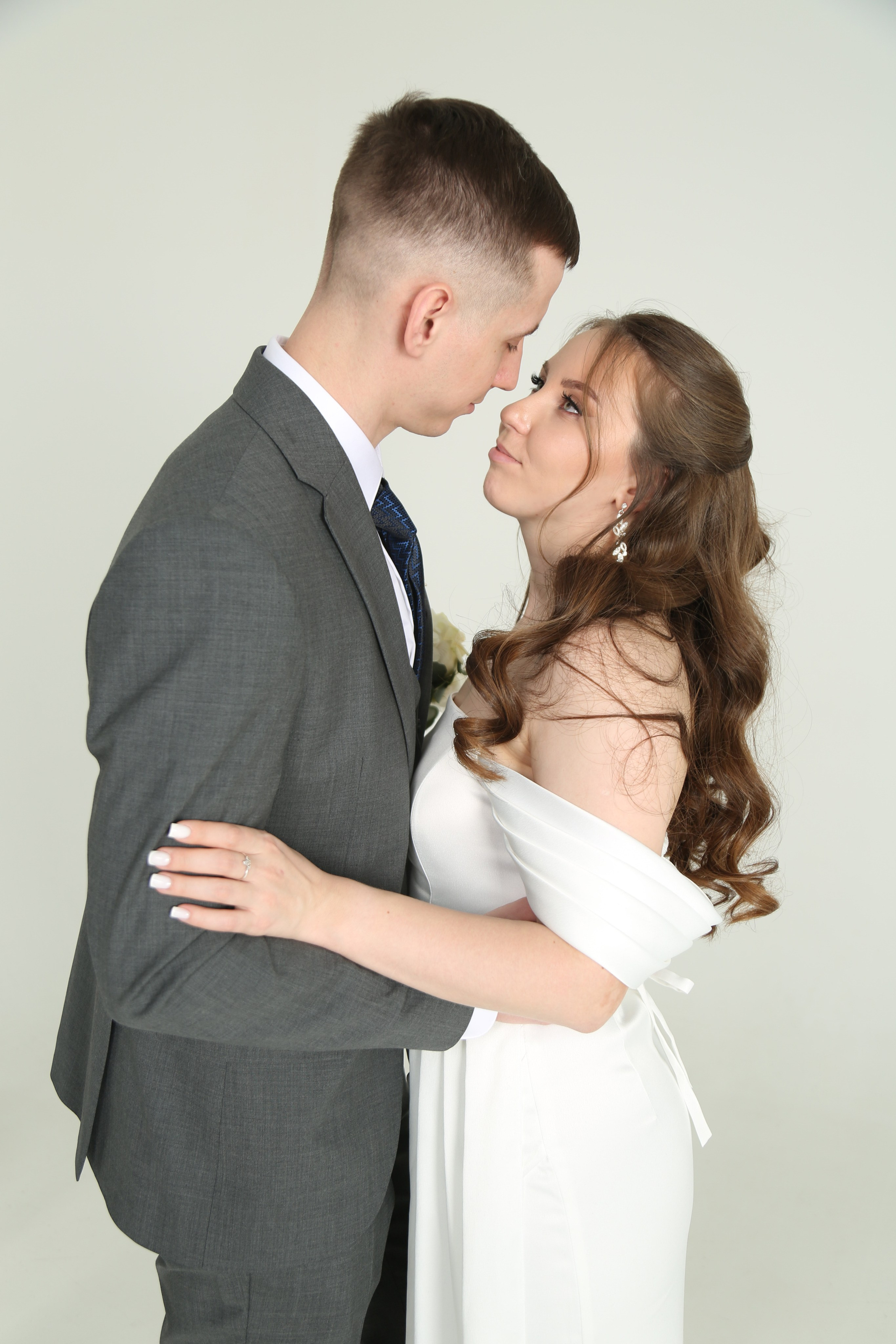 Свадебная фотосессия Николая и Надежды в Кутузовском ЗАГСе в Москве. Фотосессия в студии в Москве от профессионального фотографа услуги по доступным ценам