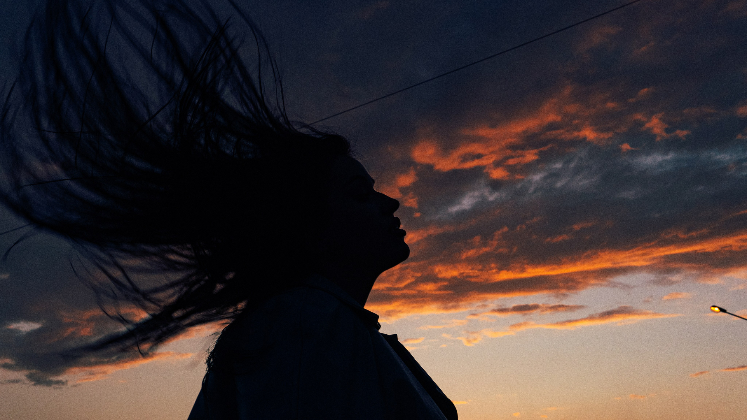 Портет на фоне заката