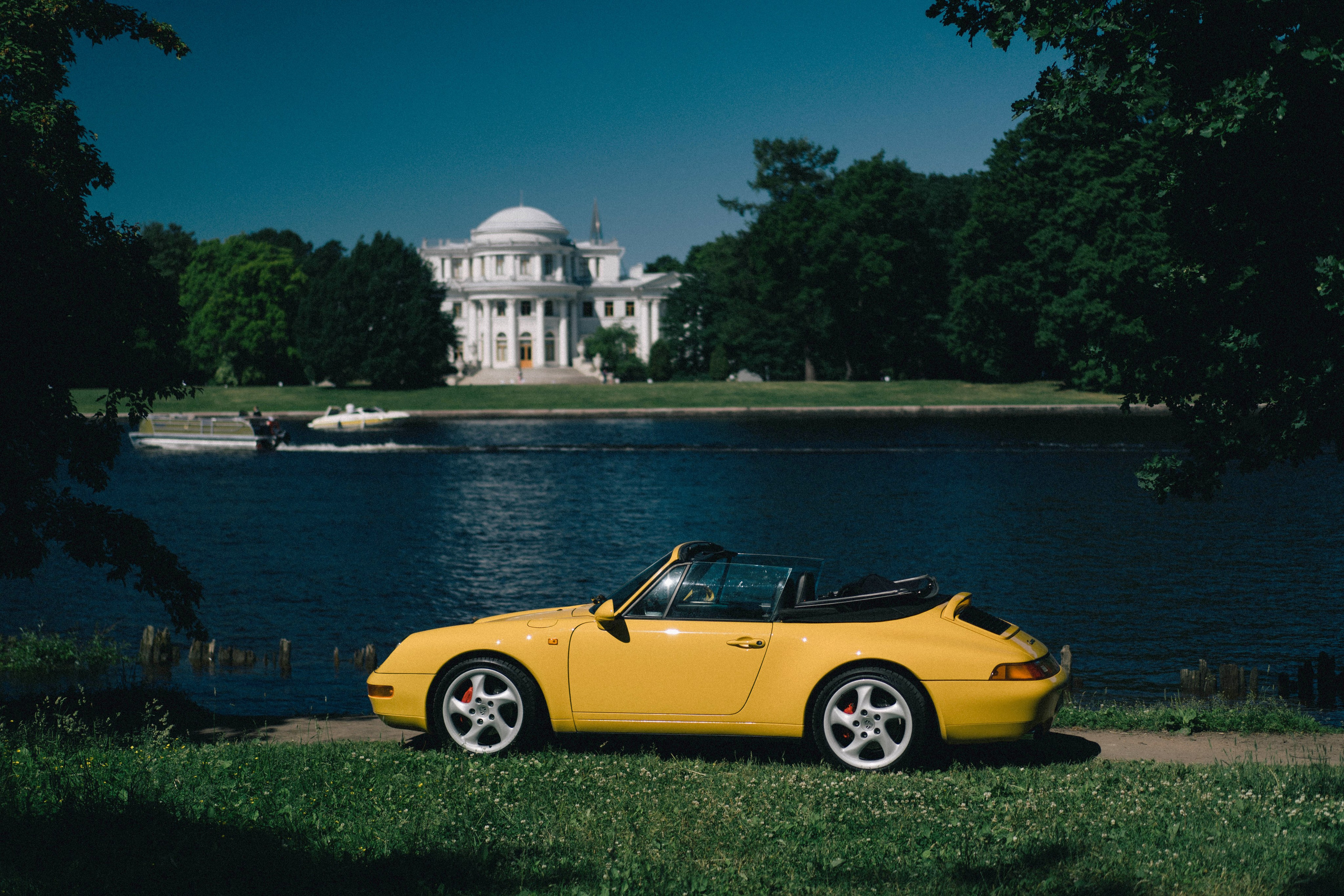 Не пытайтесь обогнать ностальгию. ✨Porsche 993 в своей стихии. Идеальные линии, мощь у тебя за спиной и асфальт, который проносится мимо. Этот автомобиль создан не для гаражей, а для того, чтобы напоминать, что такое настоящее вождение.#Porsche993 #DrivingExperience #ВДвижении #СтрастьНаКолесах #Porsche911