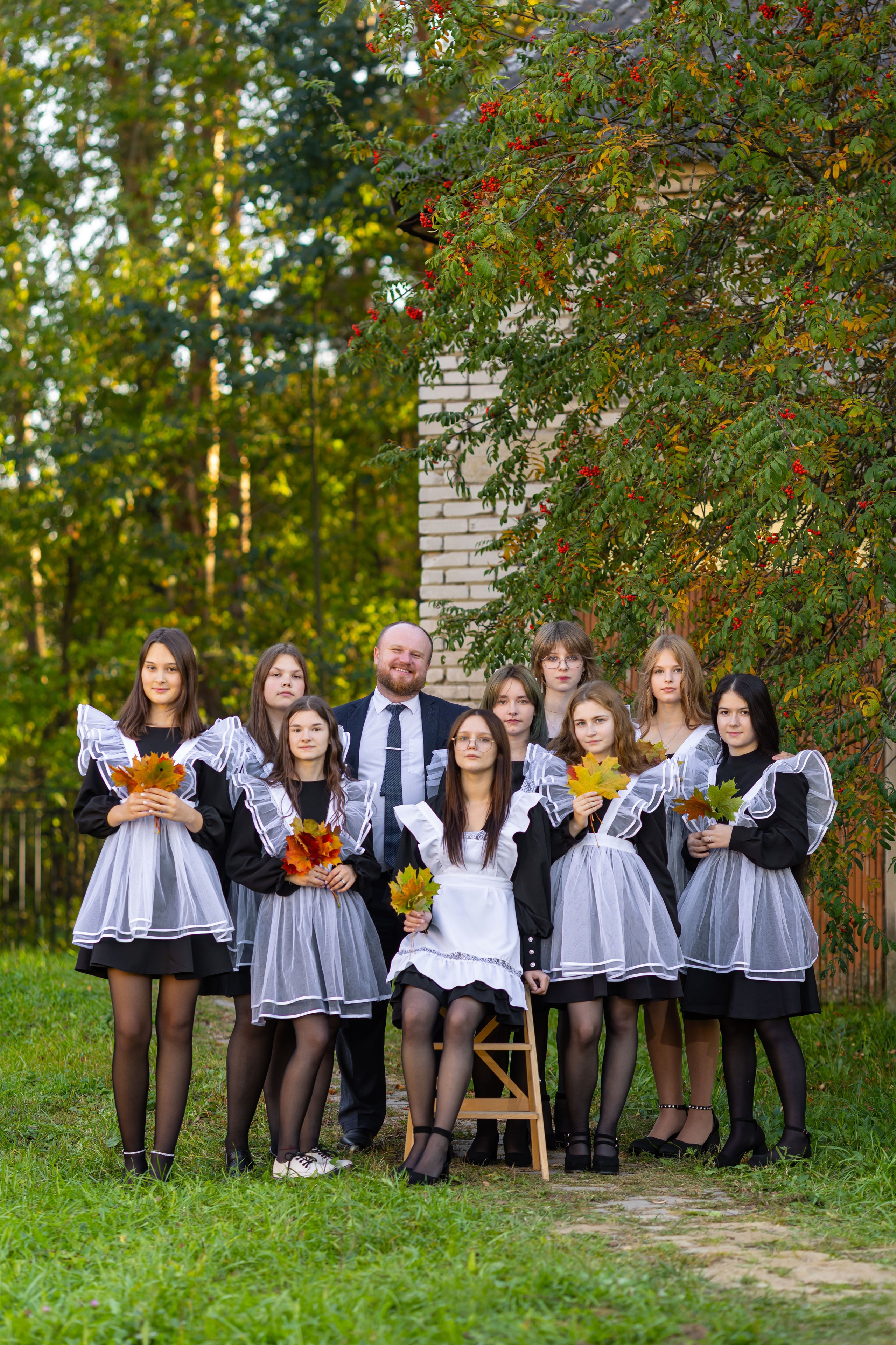 Осенняя фотосессия у школы с учителем. Семейный и детский фотограф Анна Петракова