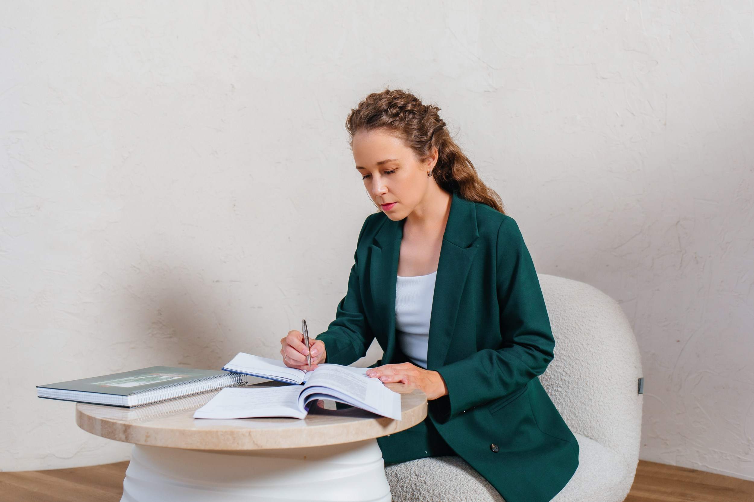 Деловая фотосессия в студии для контента. Фотограф Сочи Адлер. Солькаева Анастасия