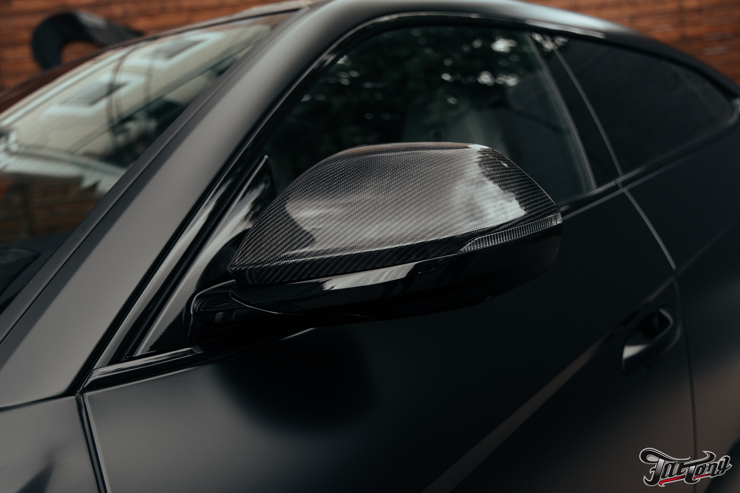 Lamborghini Urus ламинация карбоном вставок в капот, спойлеров, крышки багажника и зеркал. DeLorein