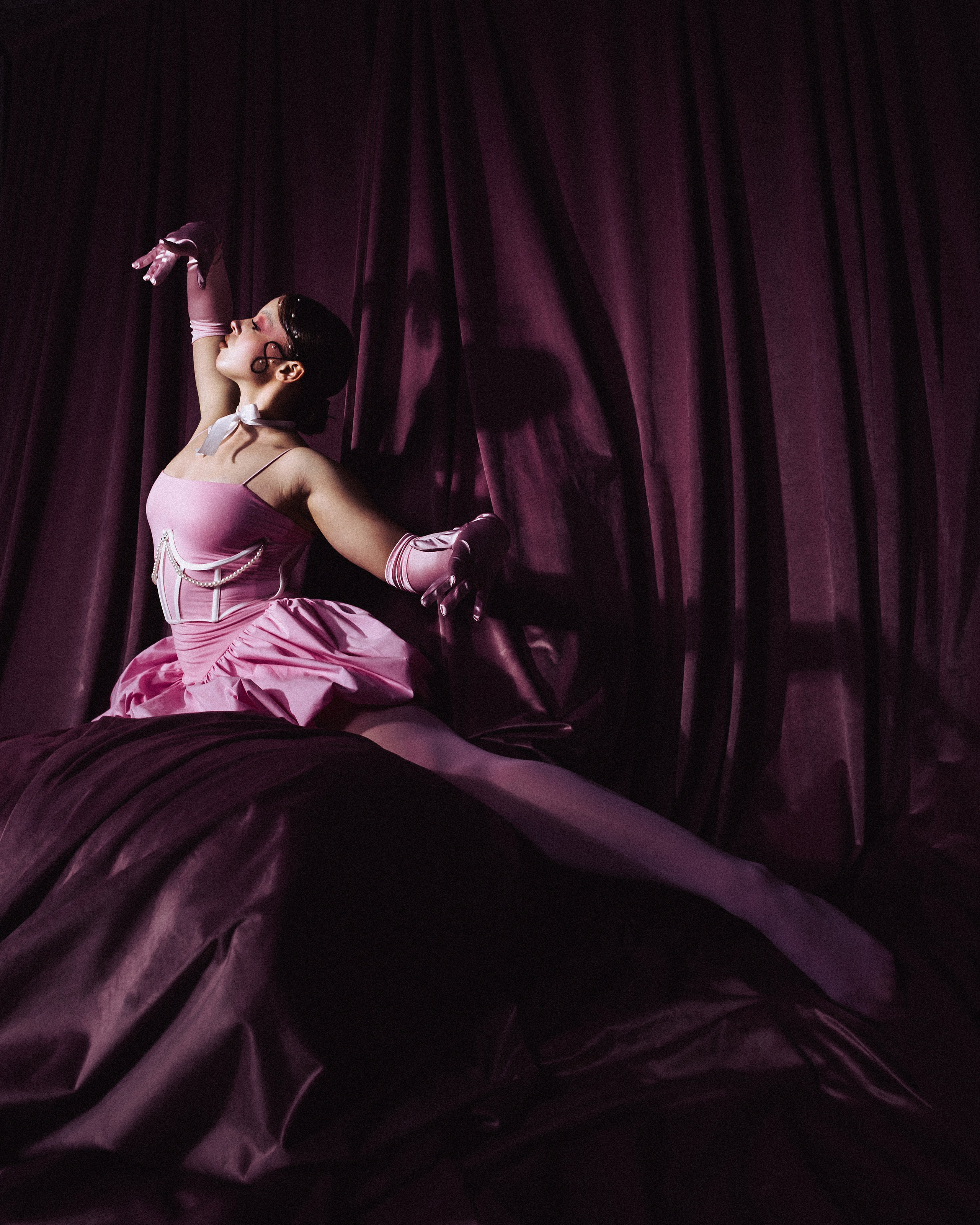 Фотограф Александра Овечкина Пенза: кинематографичный кадр, игра света и тени на розовом атласе и тяжелой ткани фона.