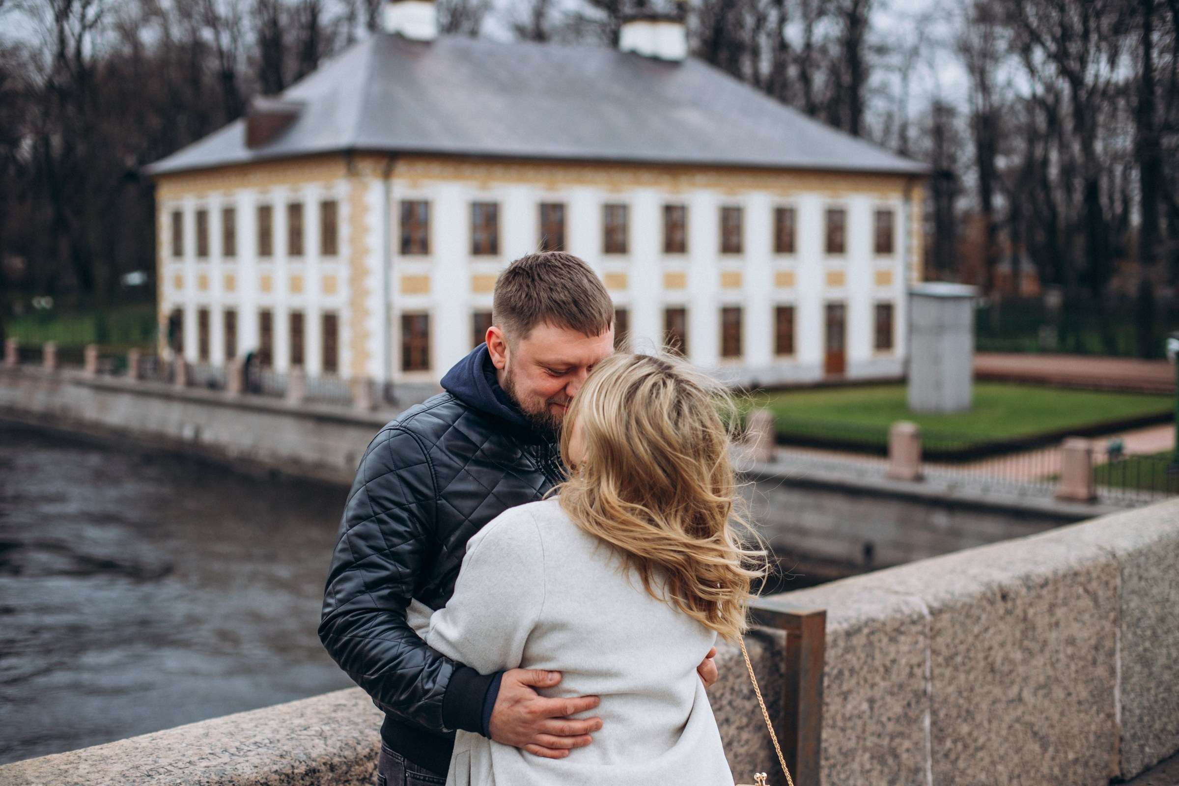 Максим и Юлия в апреле. Фотопрогулка в Петербурге. Индивидуальный и семейный фотограф в Санкт-Петербурге
