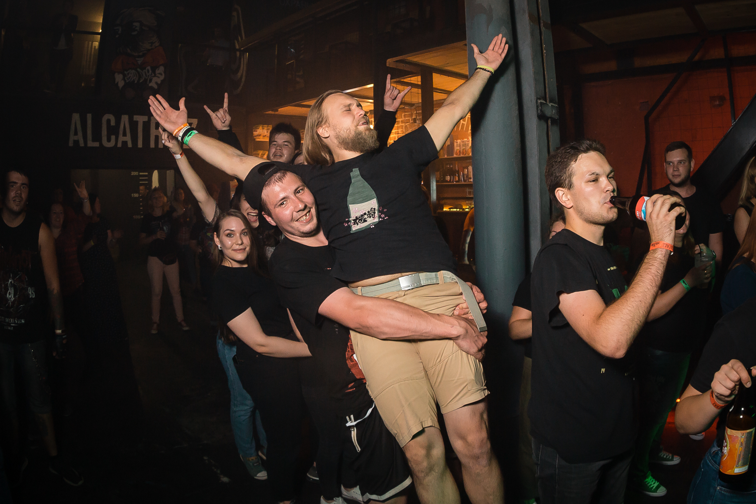 ВКЛЮЧАЙ МИКРОФОН! в Alcatraz bar. Фотографиня Мария Дикова