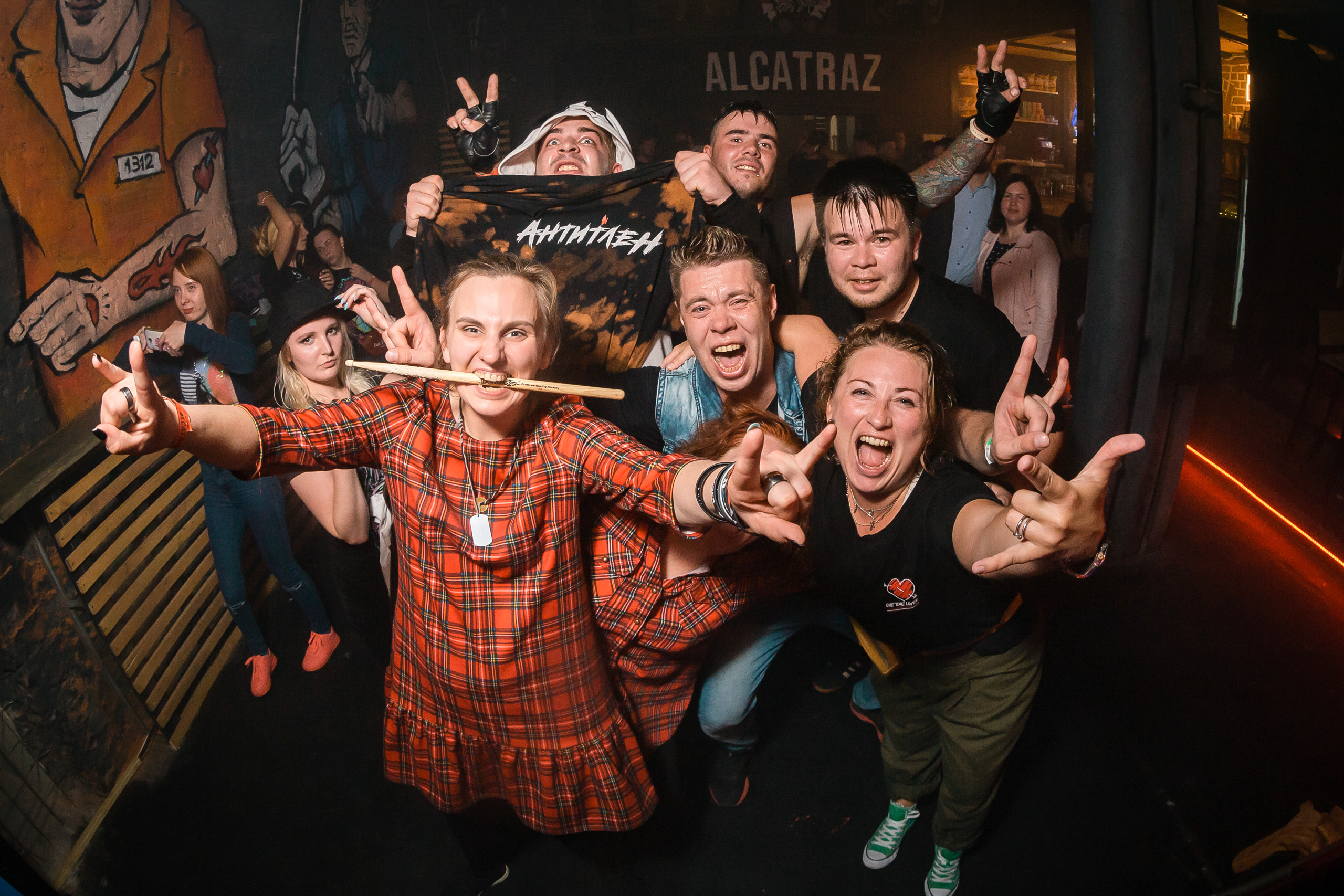 ВКЛЮЧАЙ МИКРОФОН! в Alcatraz bar. Фотографиня Мария Дикова
