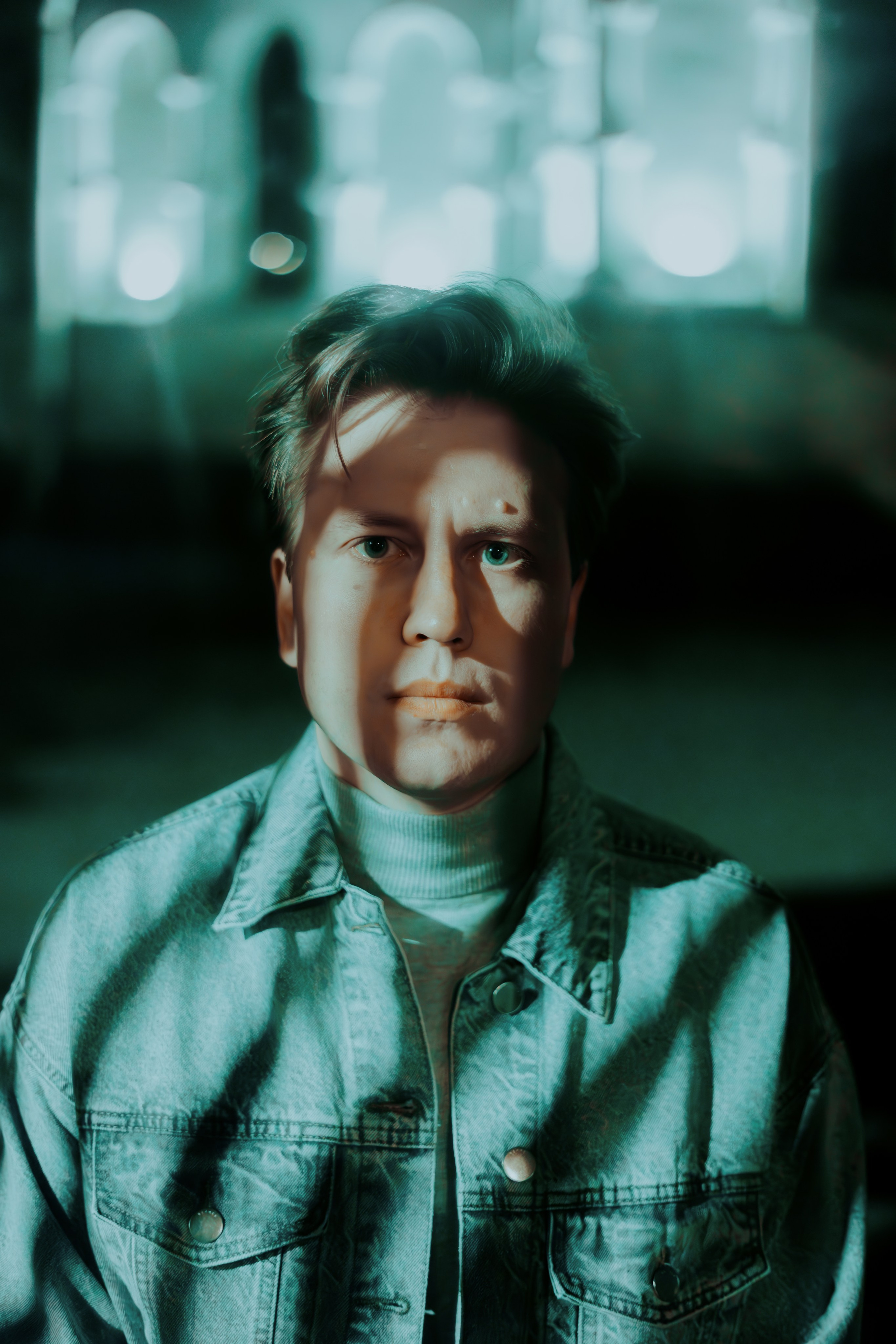 Мужчина с тенью на лице за решеткой крупным планом 