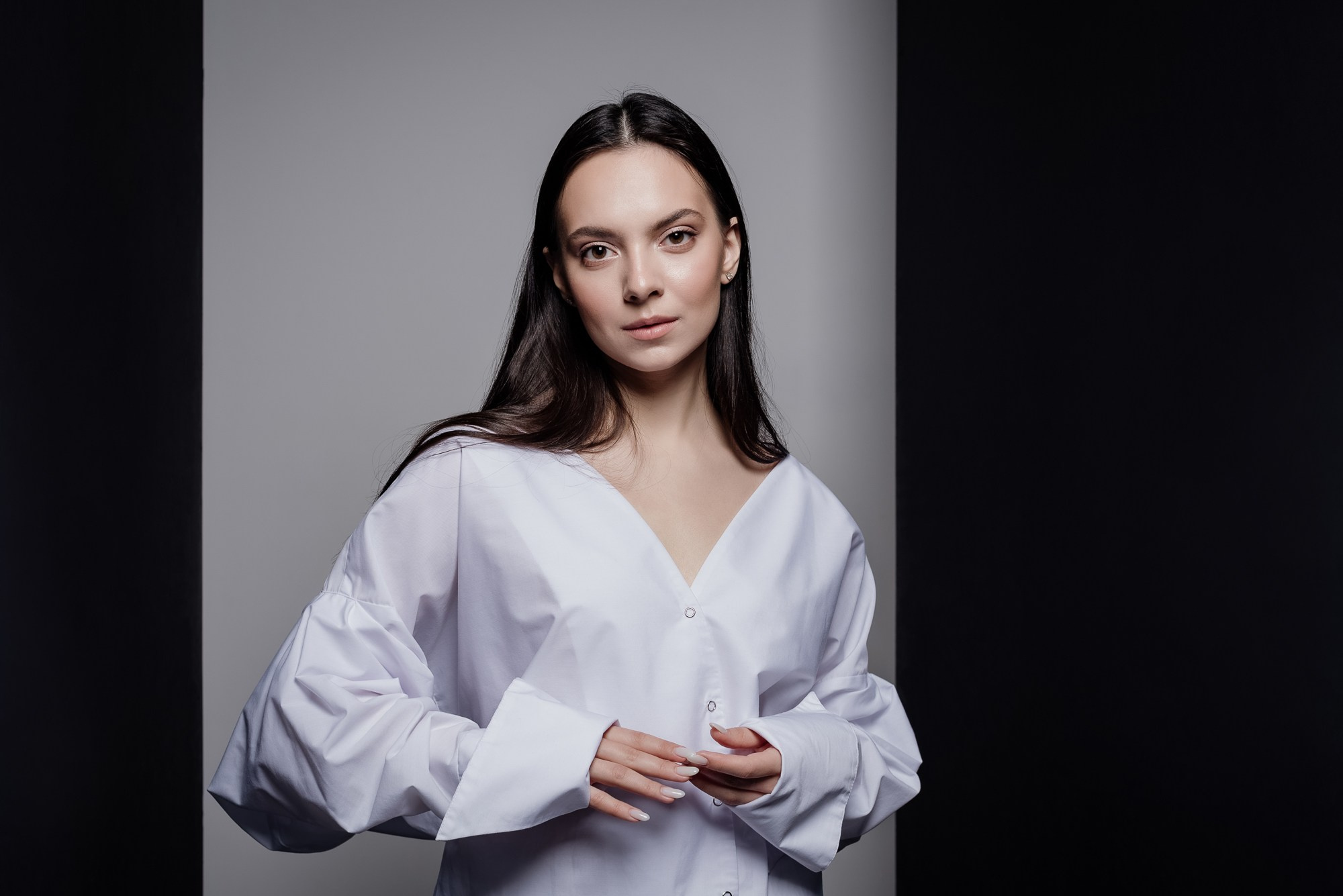 красивая девушка в студии