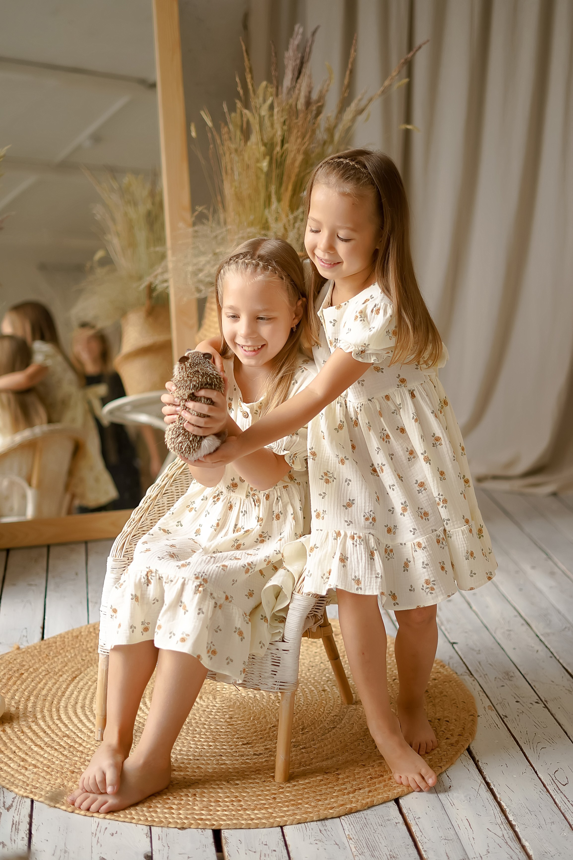 Девочки и ёжик. Фотограф Татьяна Митрофанова