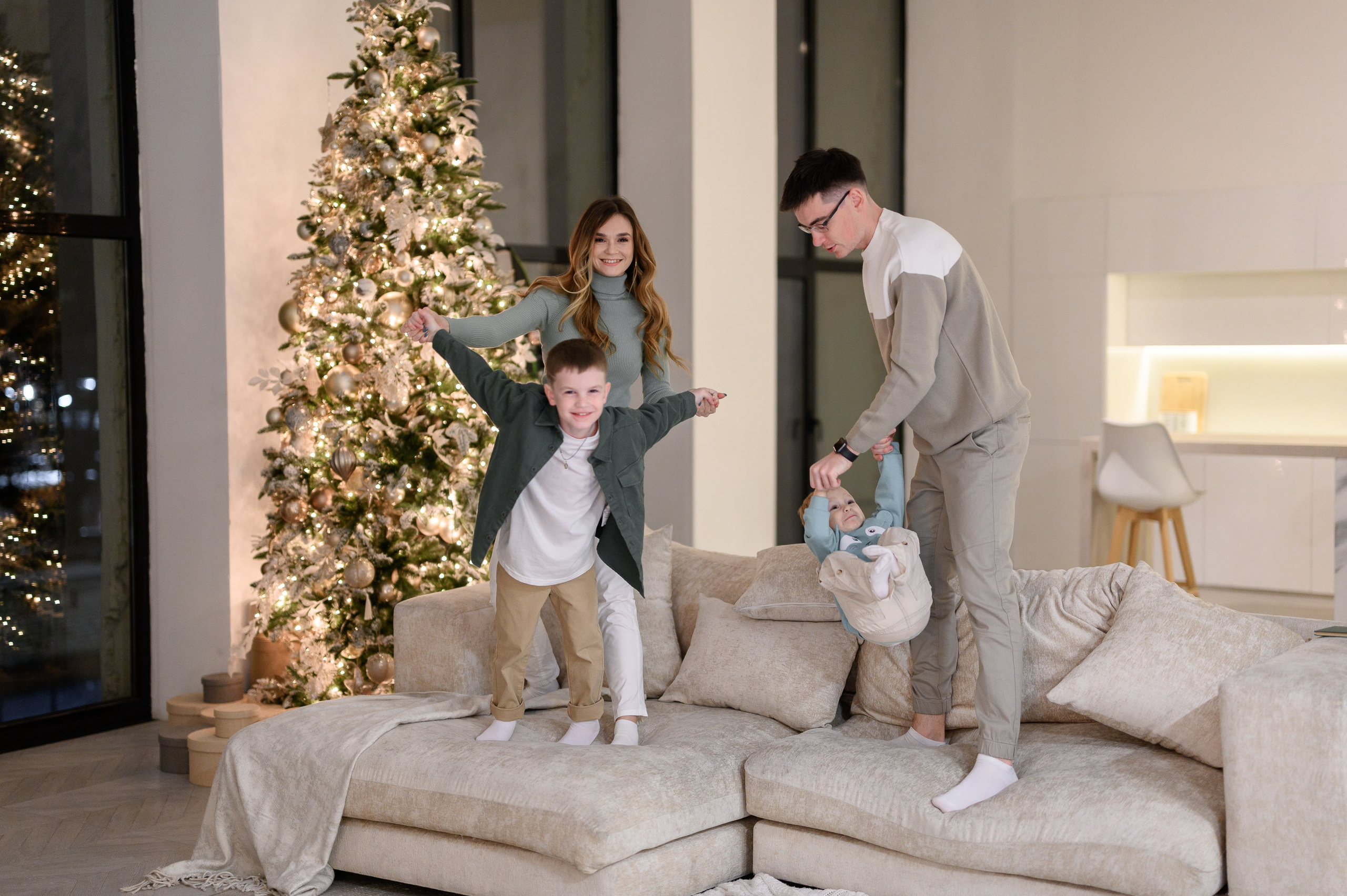 Семейная новогодняя фотосессия в фотостудии Мимика, зал Мия. Semerlina.ru