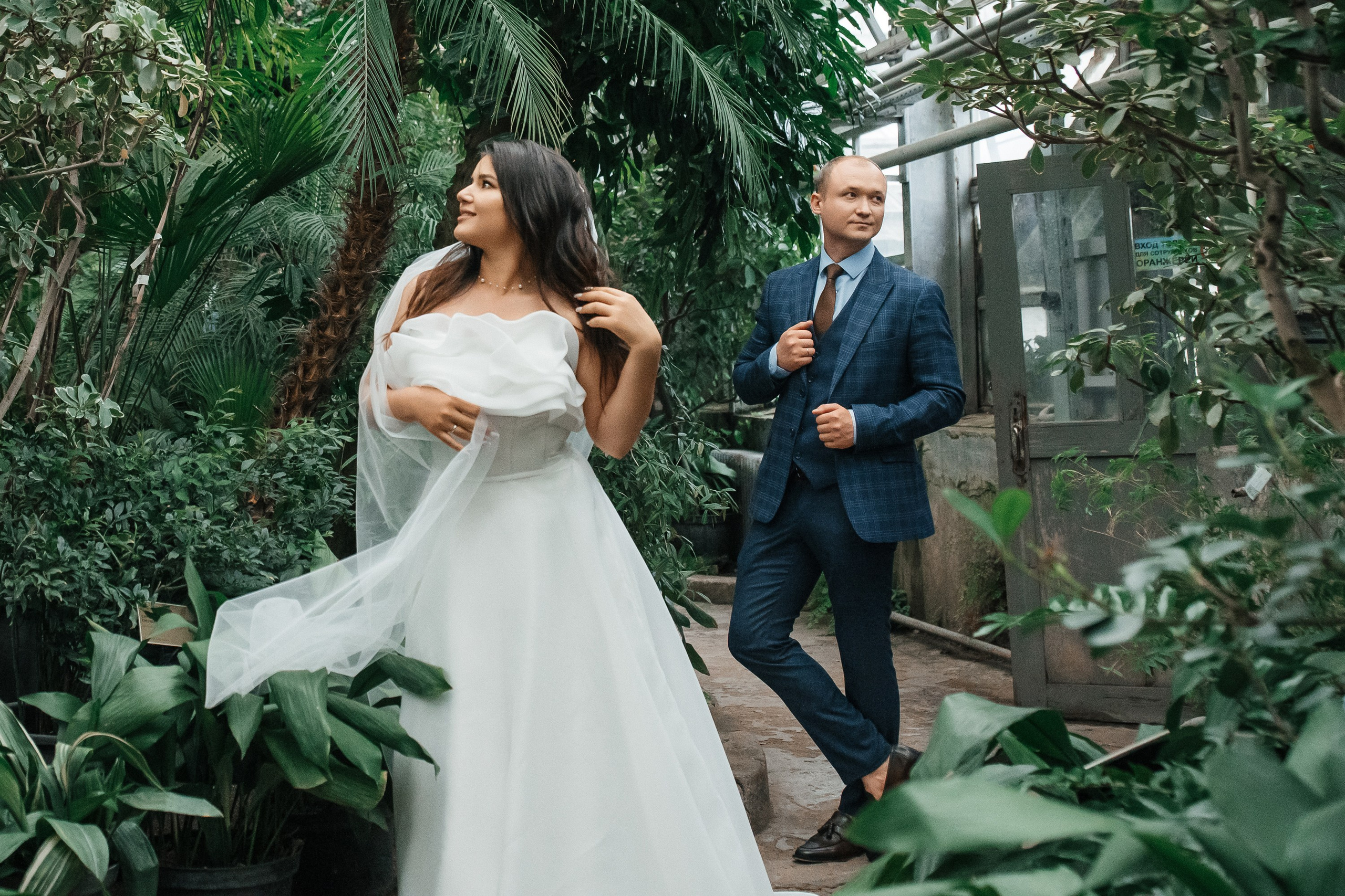 Свадебная фотосессия в оранжерее Ботанического сада им. Цицина. Свадебный и репортажный фотограф-видеограф Москва и Московская область