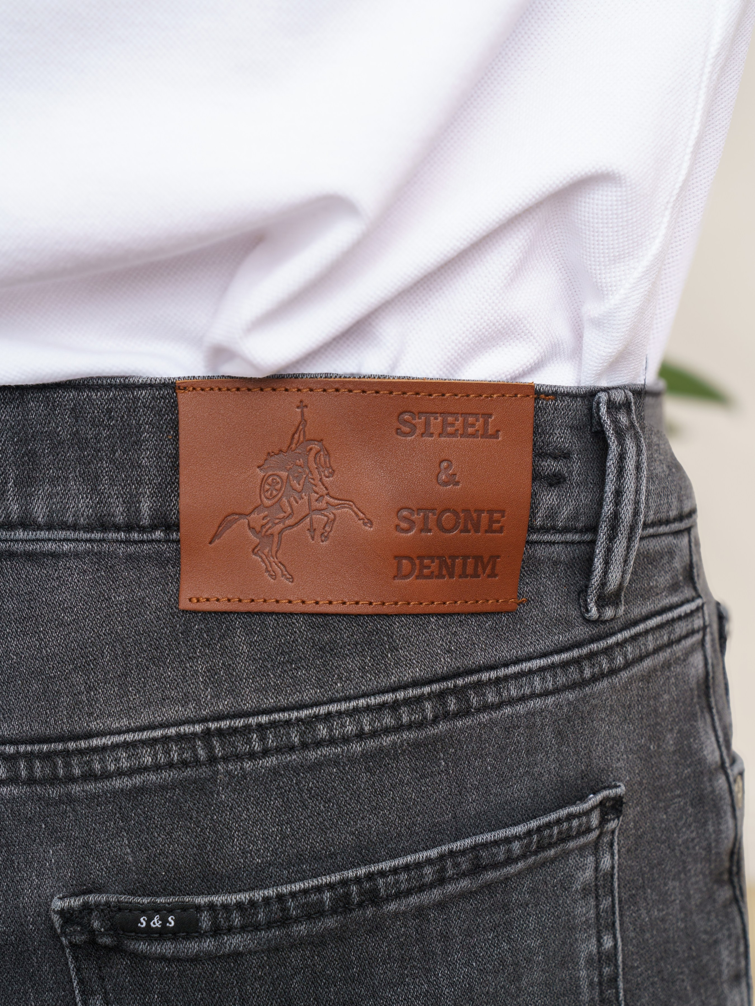 Джинсы, модель Алексей. KED Production — продакшн из СПб. Создаём фото, видео и контент, который помогает брендам и селлерам продавать больше