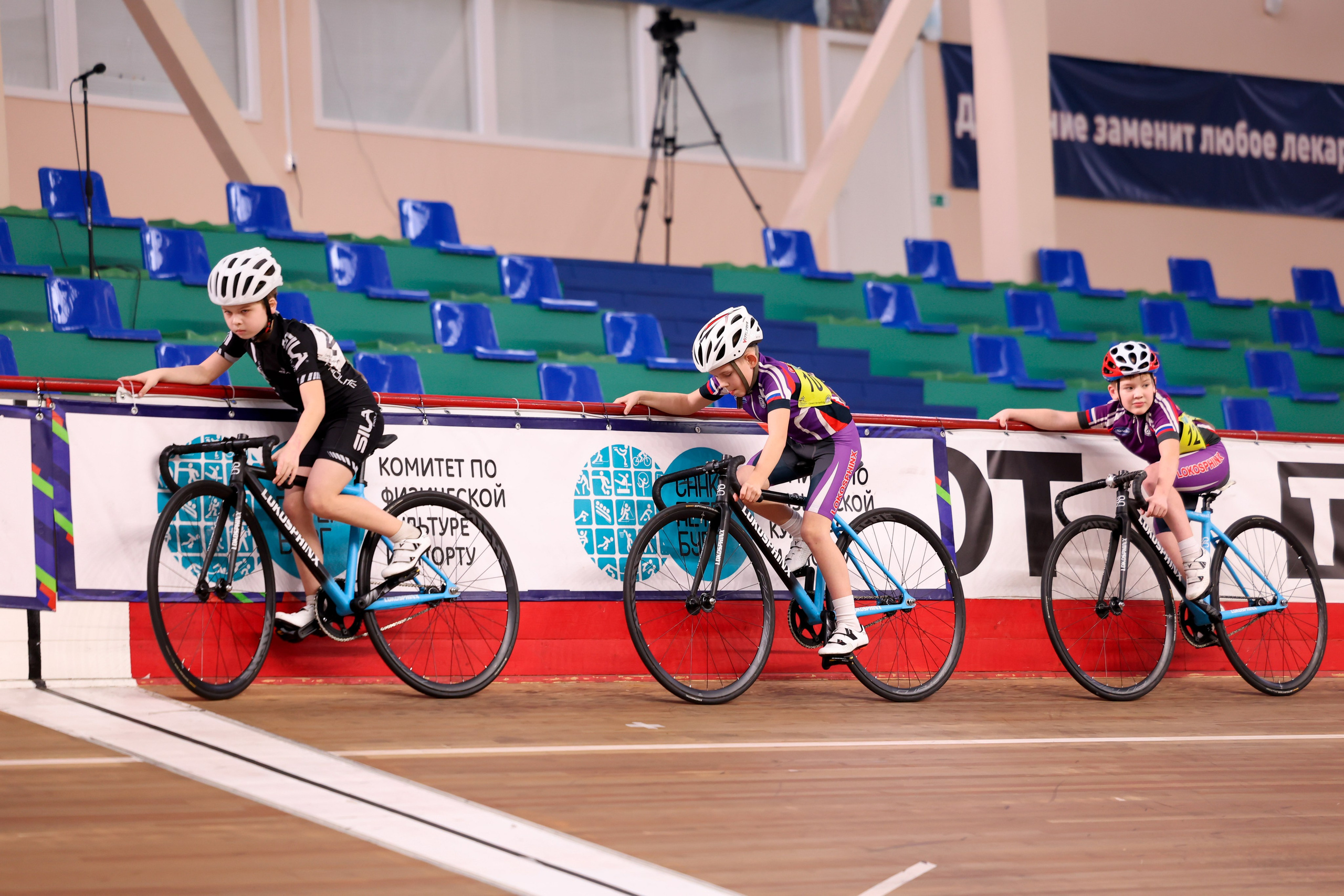 Пятый этап Региональных соревнований по велоспорту на треке (Гит, Скретч) 15.03.2025. Спортивный и репортажный фотограф Антон Тереханов