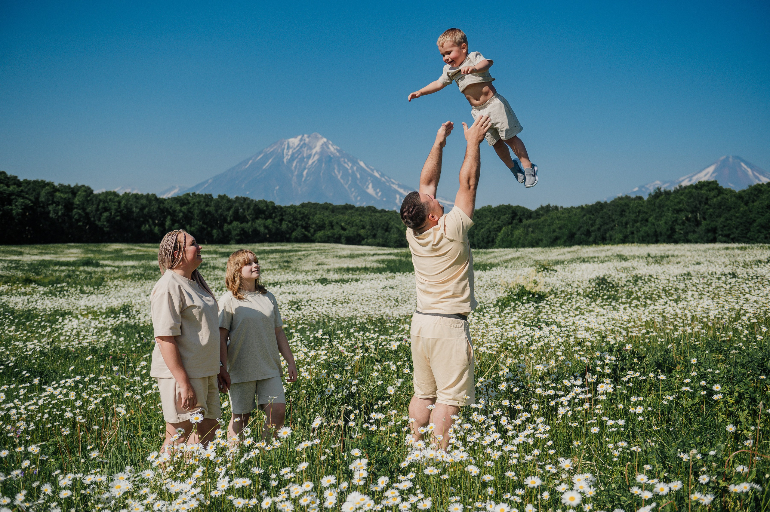 Большая семья в ромашках. Свадебный и семейный фотограф Камчатка. Фотограф Камчатка
