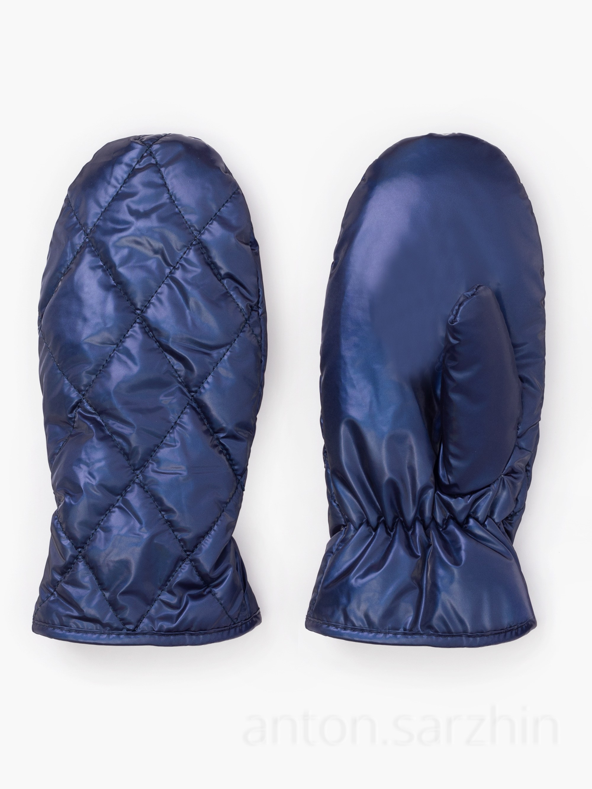 Съемка рукавиц на белом фоне