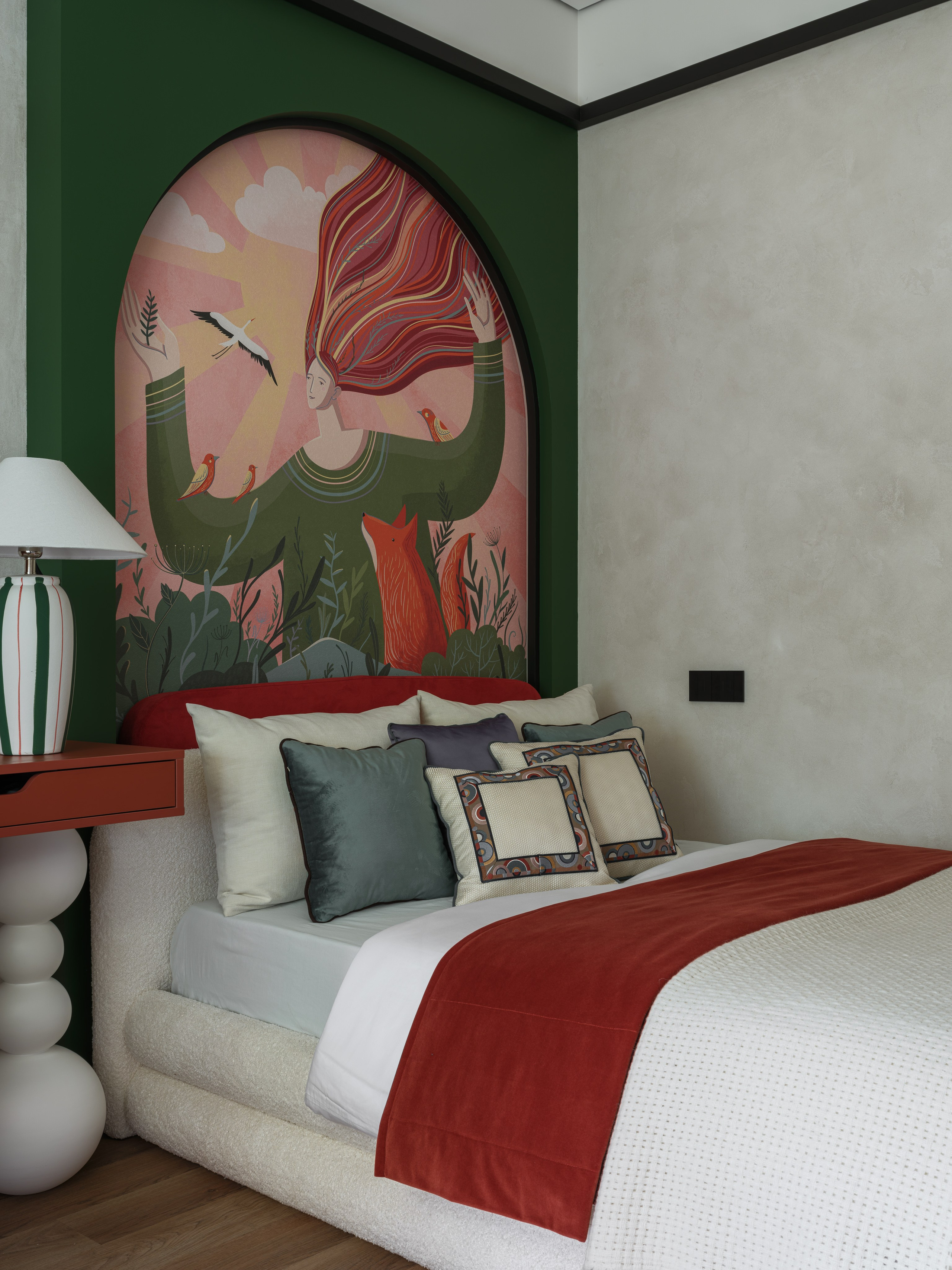 Современная кровать с мягким изголовьем в нише и акцентной художественной росписью на стене. Дизайн интерьера создан Наталией Шелепниковой, фотография Сергея Денисенко, стилизация Алёны Бершацкой.